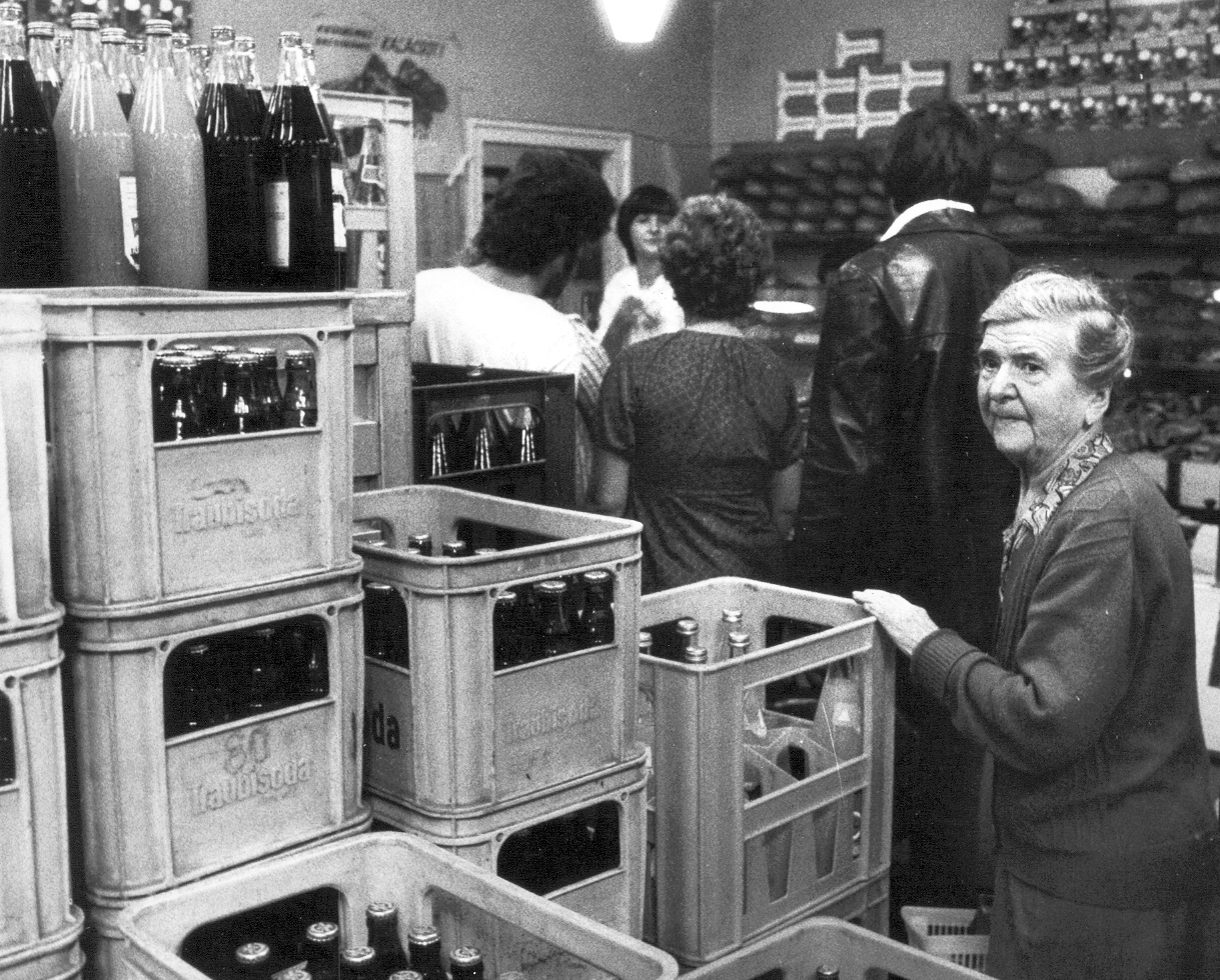 1975, Ferencvárosi Helytörténeti Gyűjtemény, bottle, crate, Fortepan #25891