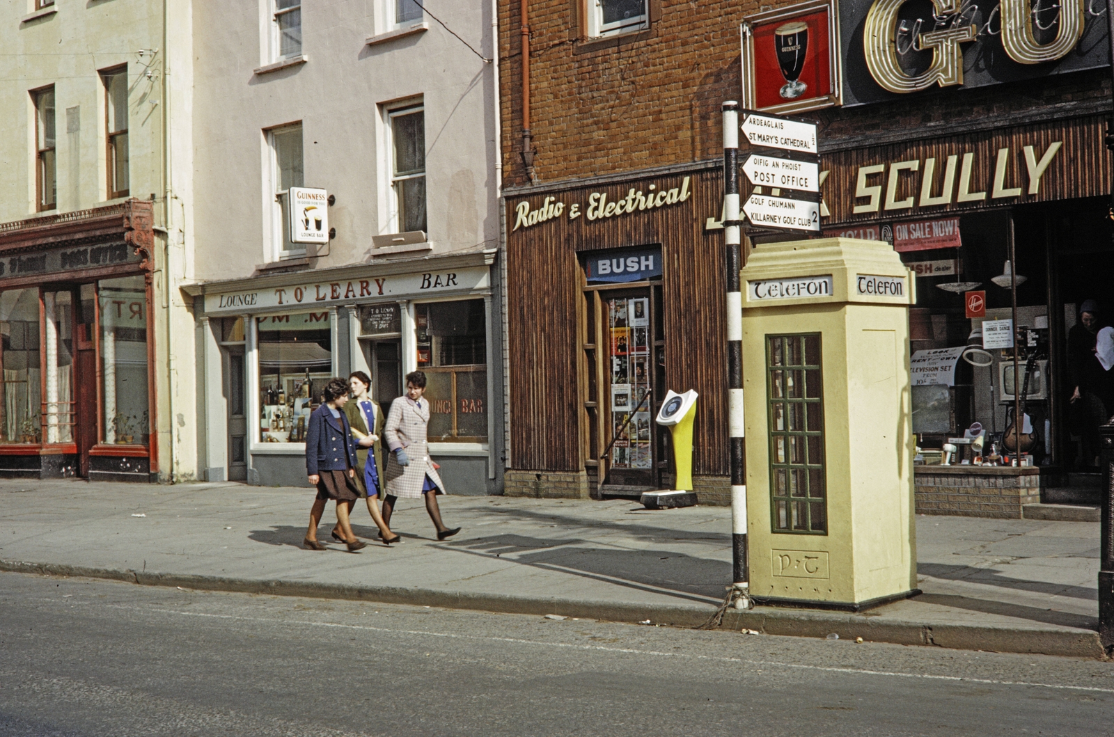 Írország, Killarney, Main Street 40., 1964, UWM Libraries, Harrison Forman, telefonfülke, Fortepan #258910