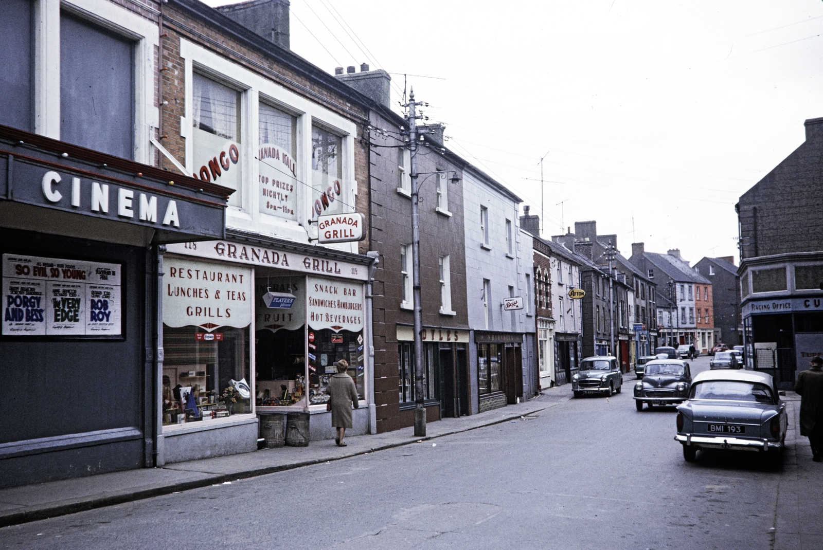 Írország, Wexford, South Main Street a King Street Lowertől a Larkin's Lane felé nézve., 1964, UWM Libraries, Harrison Forman, mozi, Fortepan #258911