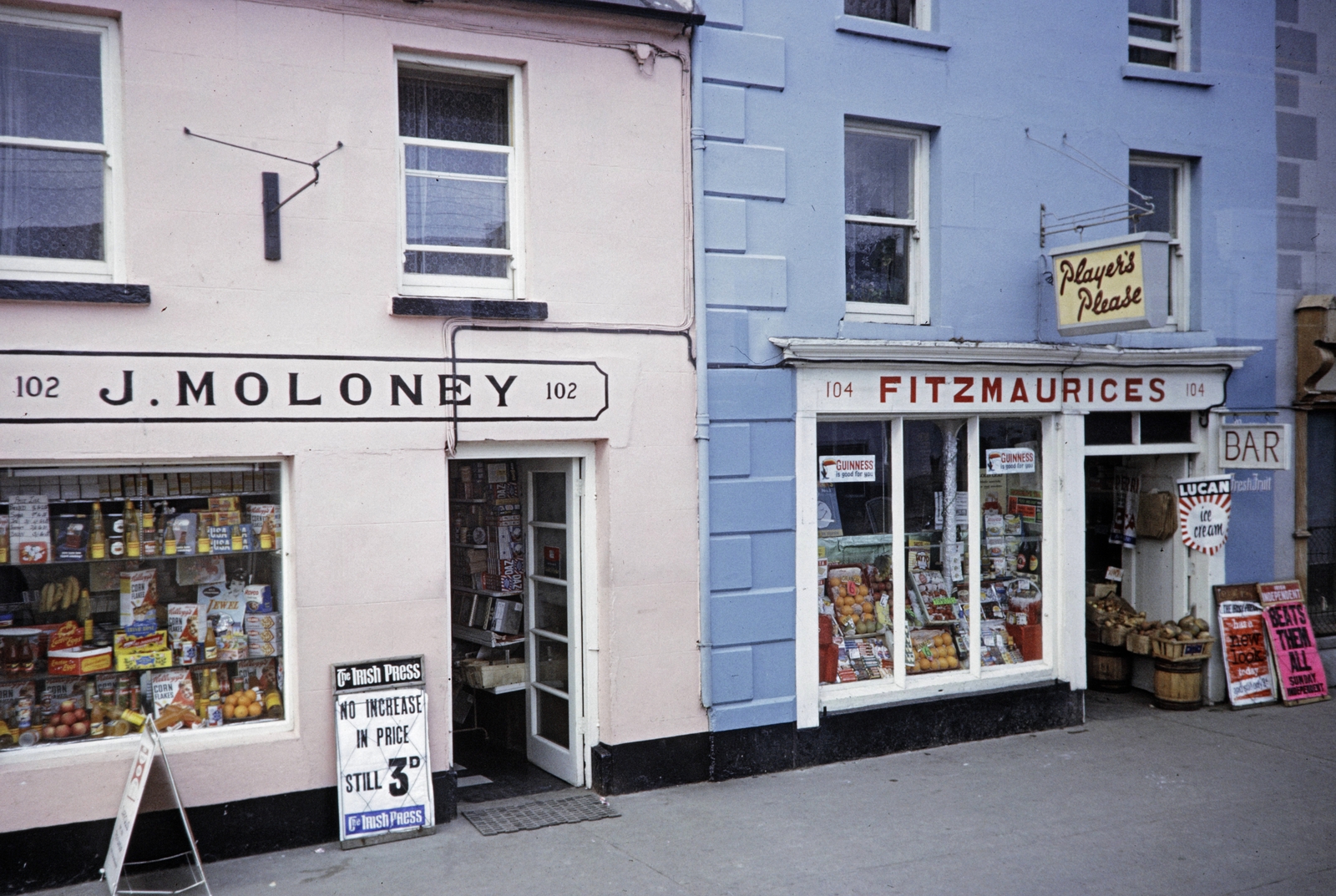 Írország, Wexford, South Main Street, a felvétel a 102. és 104. számú házak üzletportáljáról készült., 1964, UWM Libraries, Harrison Forman, Fortepan #258915