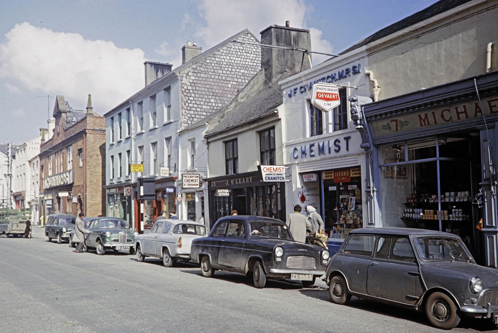 Írország, Killarney, Main Street a High Street felé, jobbra a pirostéglás épületnél a Bohereencael., 1964, UWM Libraries, Harrison Forman, Fortepan #258919