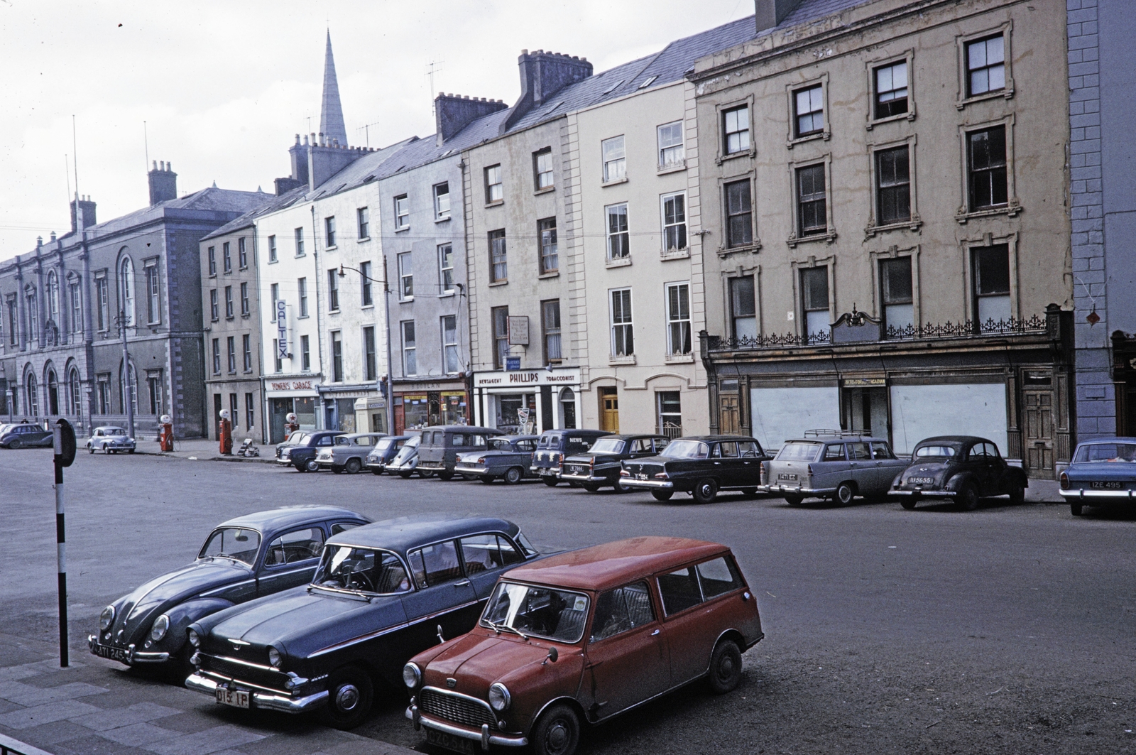 Írország, Waterford, The Mall, balra a Theatre Royal Waterford, háttérben a Szentháromság-katedrális tornya., 1964, UWM Libraries, Harrison Forman, Fortepan #258920