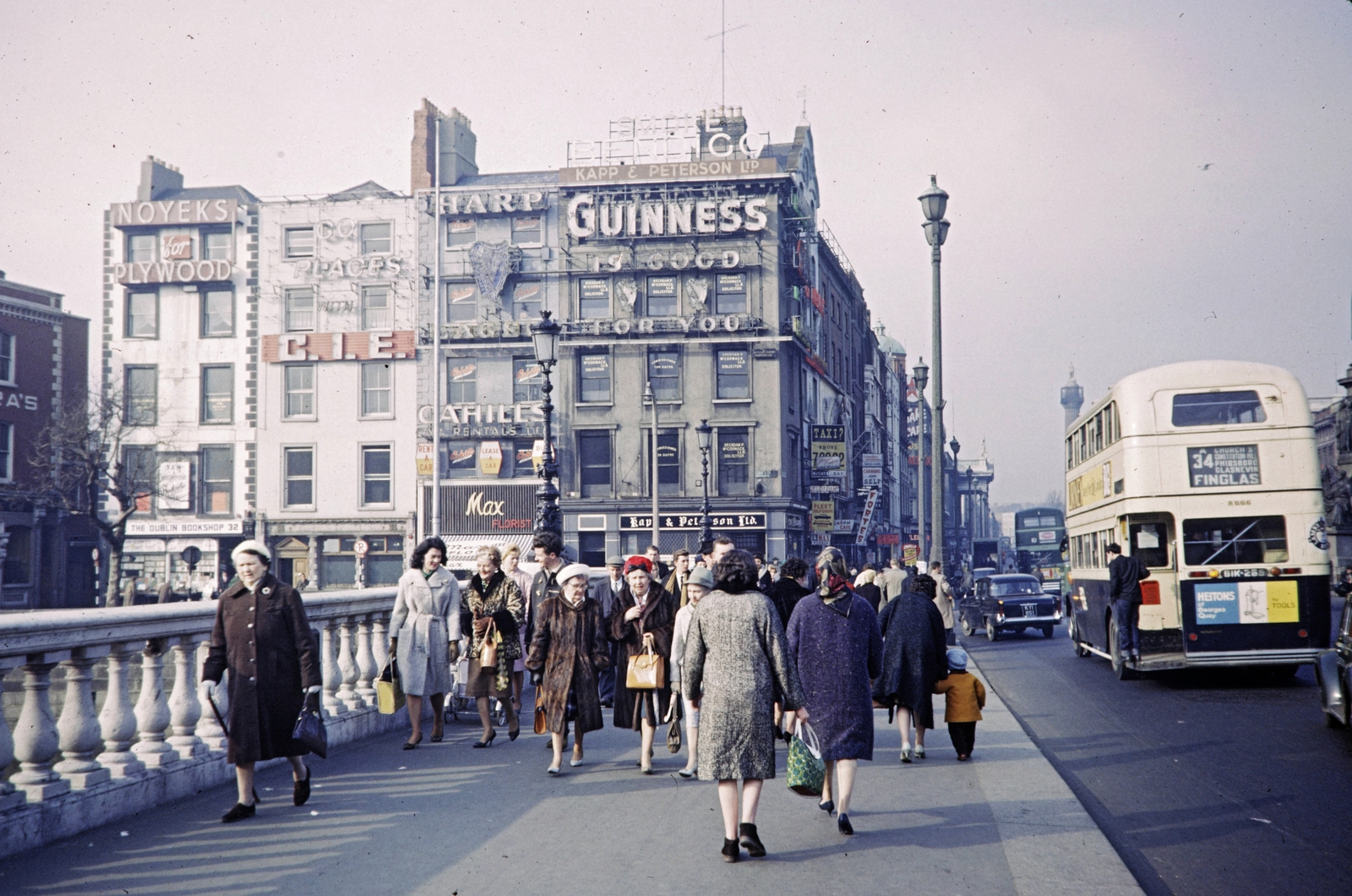 Írország, Dublin, O'Connell Bridge az O'Connell Street Lower felé nézve, balra keresztben a Bachelors Walk., 1964, UWM Libraries, Harrison Forman, emeletes autóbusz, Fortepan #258921