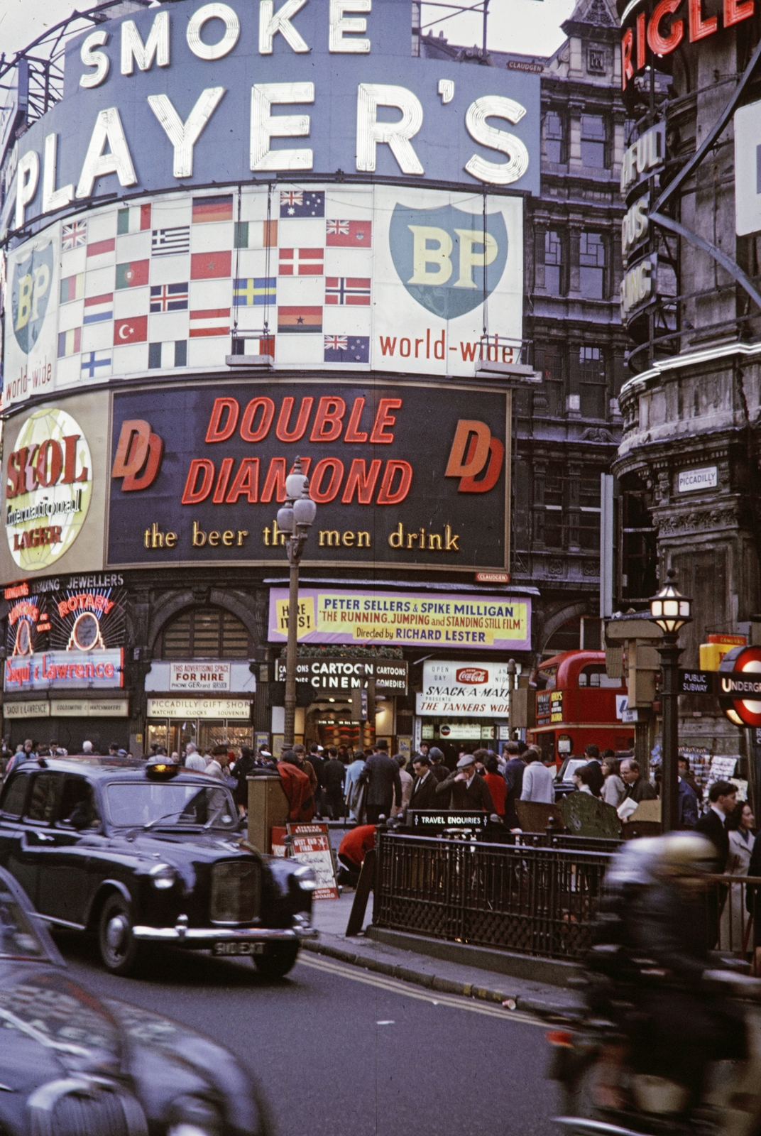 Egyesült Királyság, London, Piccadilly Circus, jobbra a Shaftesbury Avenue torkolata., 1964, UWM Libraries, Harrison Forman, Fortepan #258931