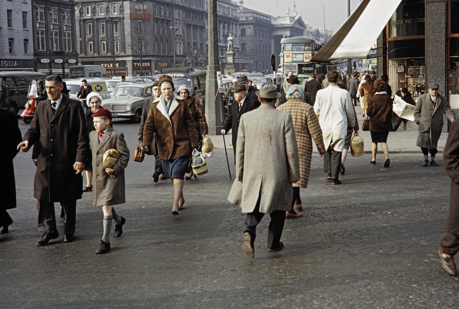 Eden Quay, balra az O'Connell Street Lower, itt William Smith O'Brien és Sir John Gray szobraitól balra a
Middle Abbey Street torkolata., 1964, UWM Libraries, Fortepan #258932