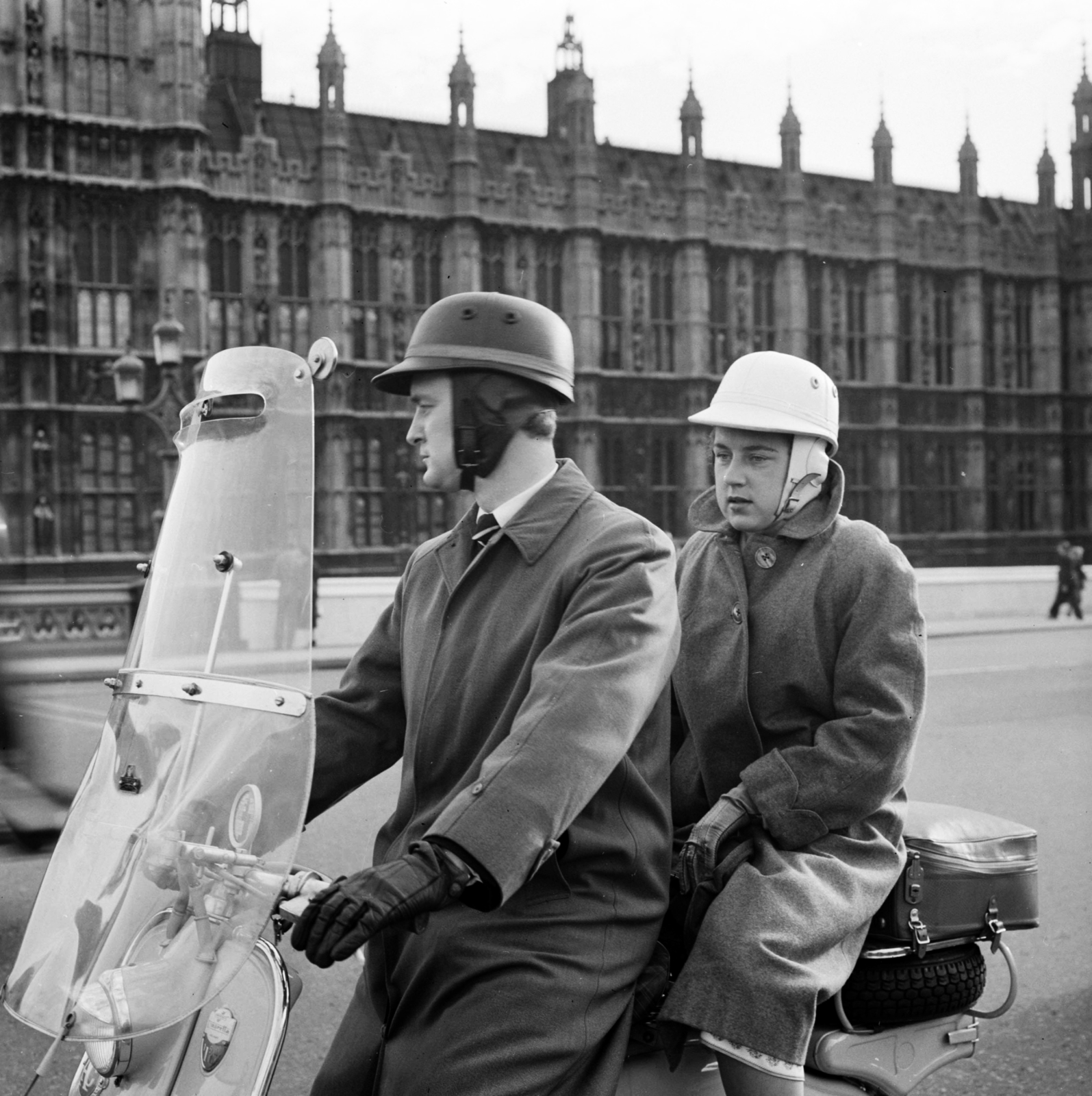 United Kingdom, London, Westminster híd, háttérben a Westminster-palota., 1956, UWM Libraries, Best of, motorcycle, photo aspect ratio: square, gloves, spare wheel, crash helmet, Fortepan #258939