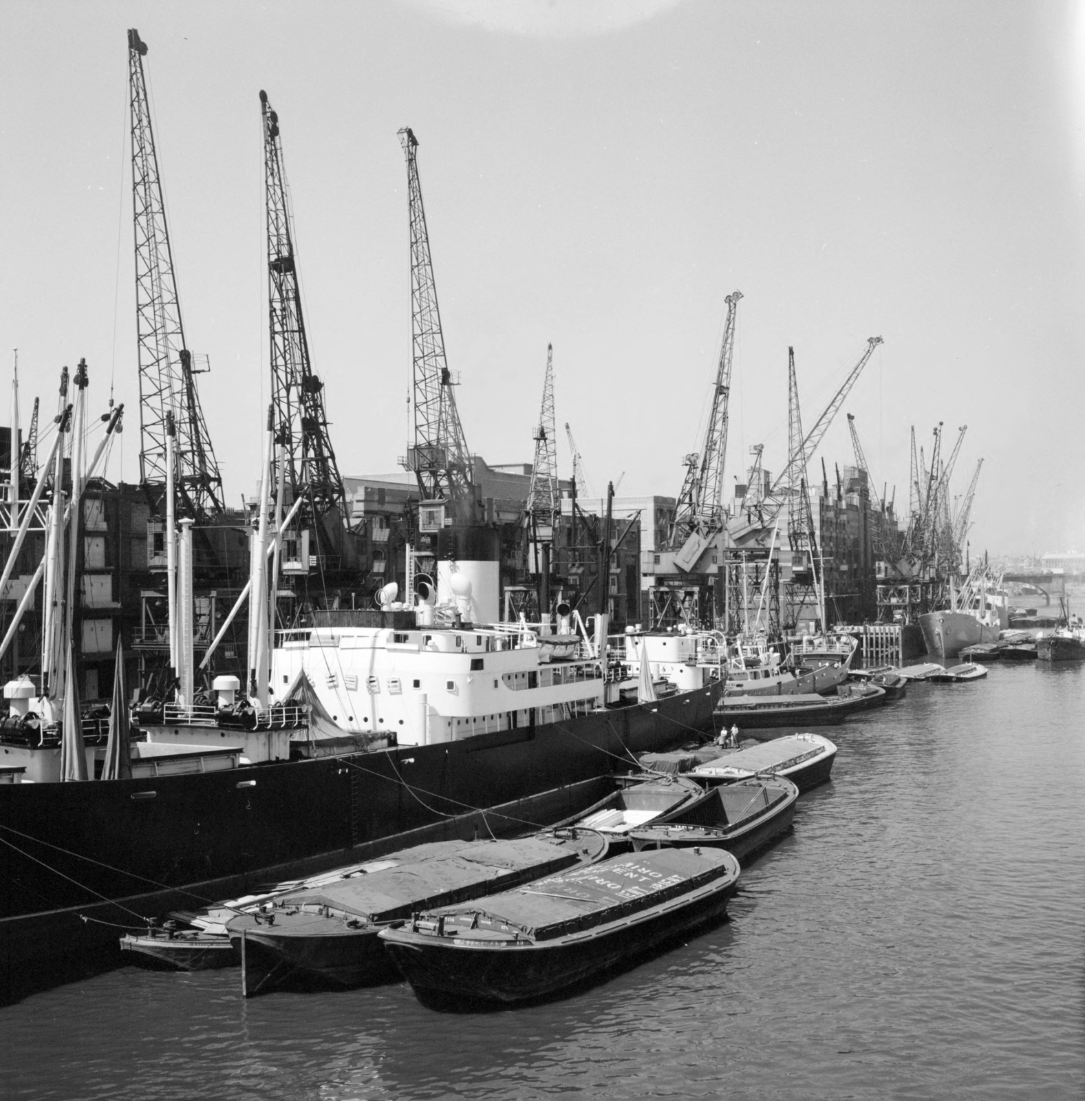 Egyesült Királyság, London, kilátás a Tower hídról, kikötő a Temze folyón, jobbra a háttérben a London Bridge., 1956, UWM Libraries, Harrison Forman, képarány: négyzetes, hajó, hajódaru, Fortepan #258941