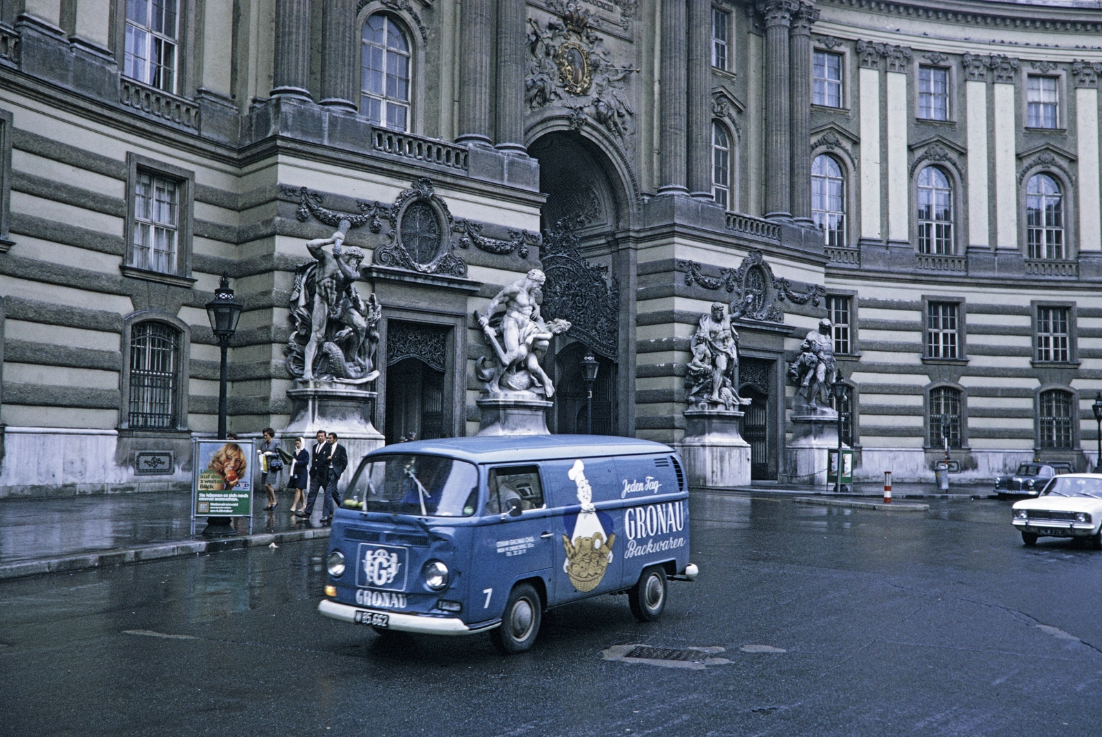 Austria, Vienna, Michaelerplatz, Hofburg., 1968, UWM Libraries, Volkswagen-brand, colorful, bakery, Fortepan #258953