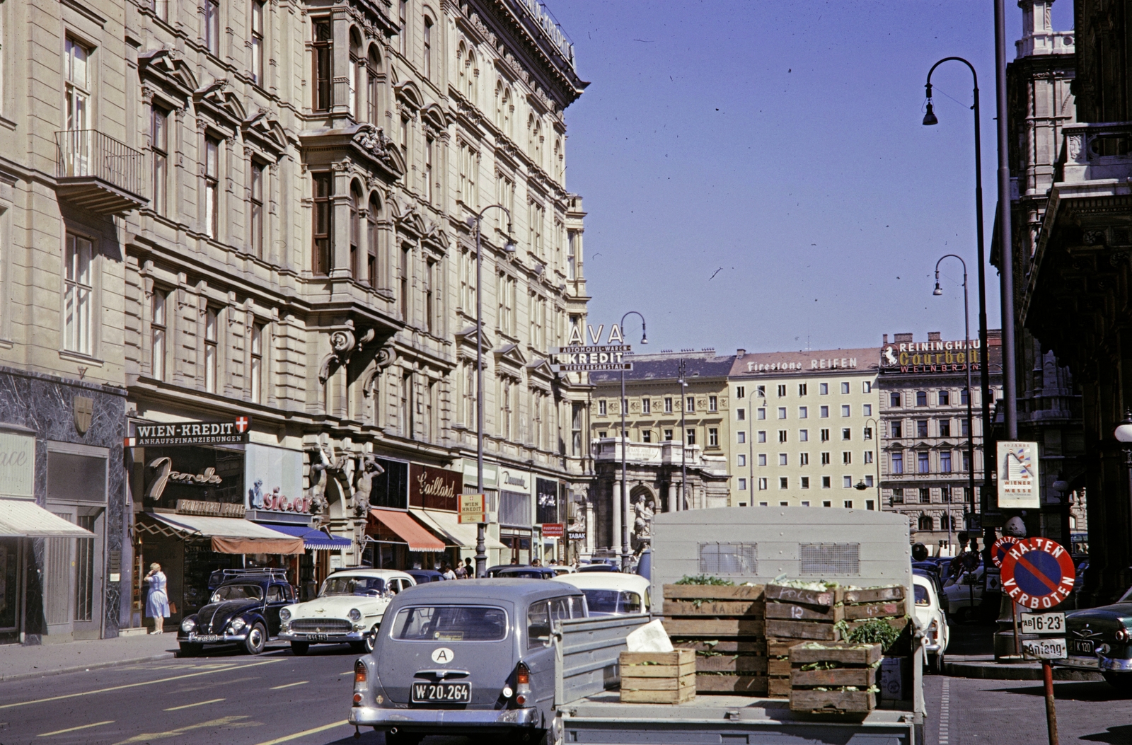 Austria, Vienna, Operngasse, jobbra az Opera. Szemben az Albertinaplatz-on a Danubius-kút részlete látszik., 1968, UWM Libraries, colorful, street view, number plate, neon sign, Volkswagen Beetle, Opel-brand, awning, chest, Fortepan #258958