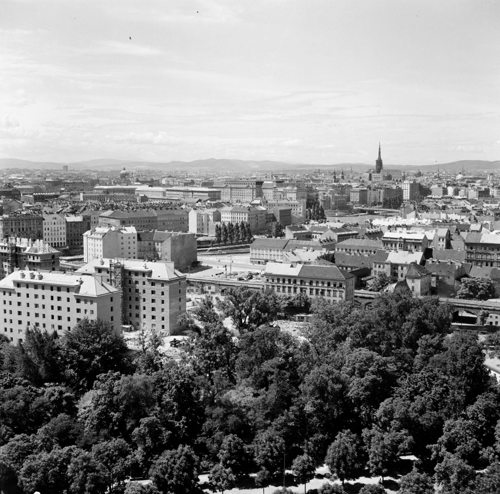 Austria, Vienna, Práter, kilátás az óriáskerekéből, elötérben a Vivariumstrasse lakóházai, jobbra a távolban a Stephansdom / Szent István-székesegyház látható., 1956, UWM Libraries, bird's eye view, photo aspect ratio: square, Fortepan #258961