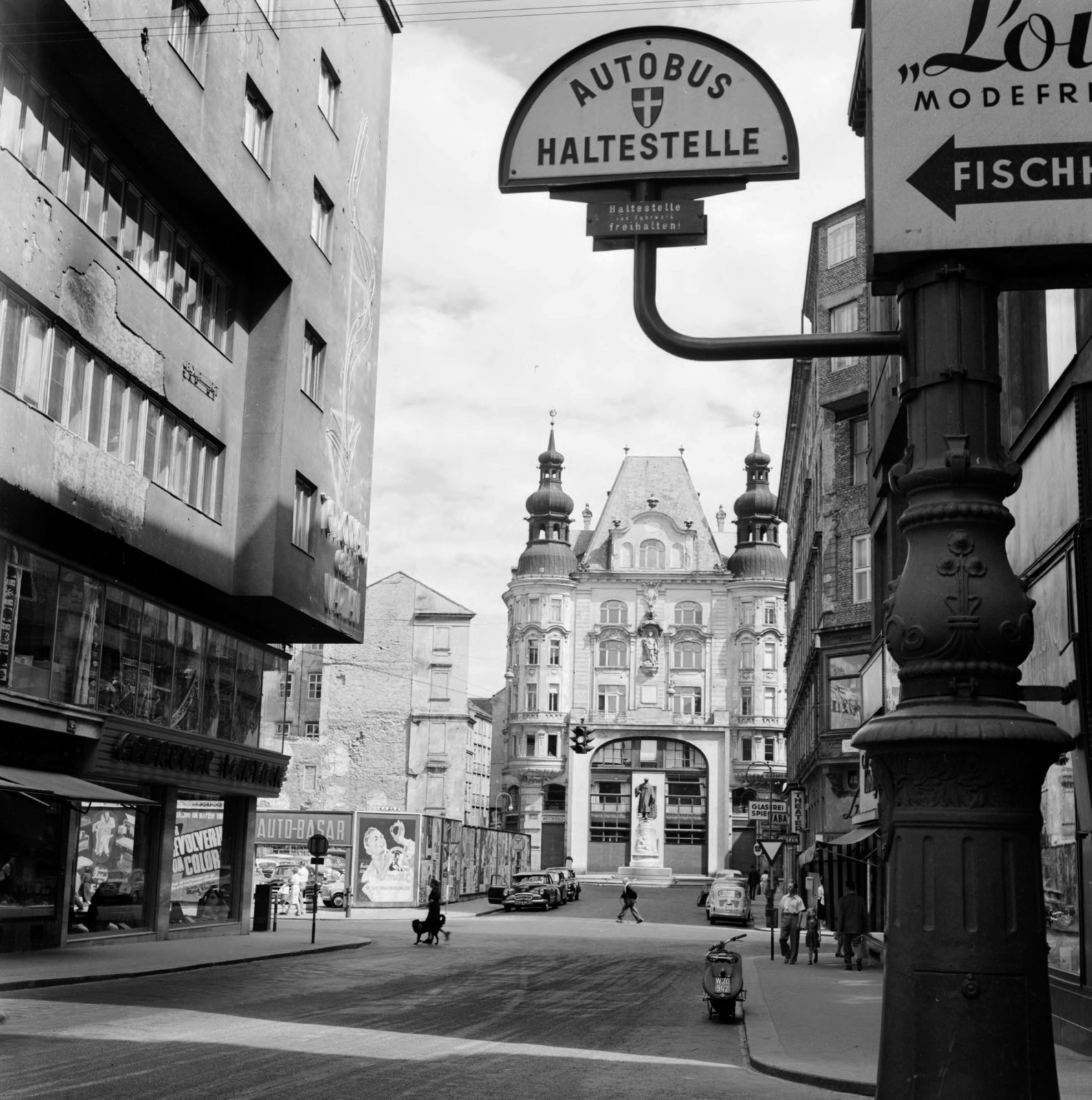 Ausztria, Bécs, Lichtensteg a Rotenturmstrasse kereszteződésénél, szemben a Lugeck Platz, és ott a Gutenberg-emlékmű mögött a Regensburger Hof., 1956, UWM Libraries, buszmegálló, plakát, képarány: négyzetes, Fortepan #258962