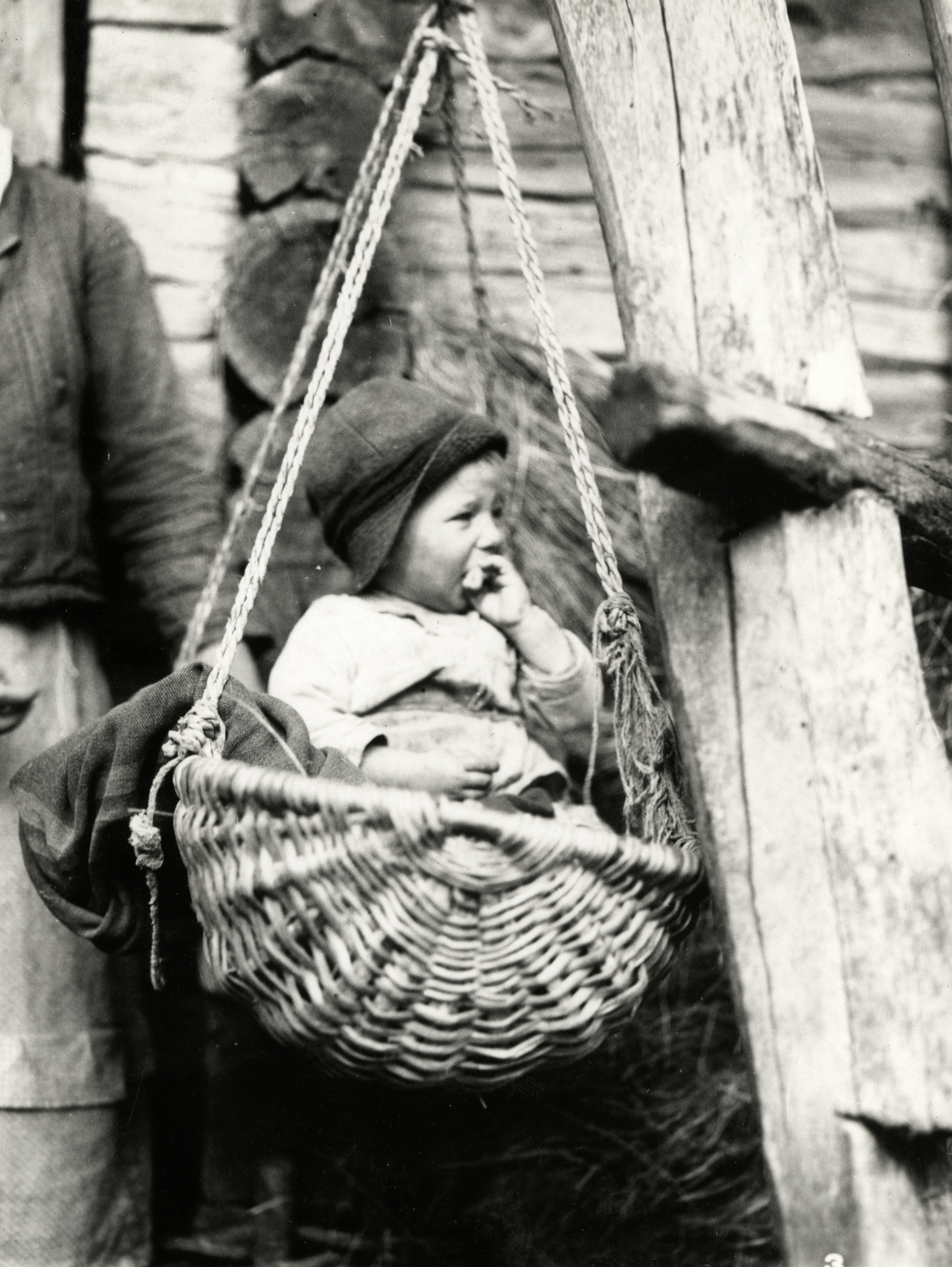 Belarus, halász gyermeke egy házi készítésű, fűzfából és nádból készült bölcsőben., 1934, UWM Libraries, wickerwork, kid, farmhouse, Fortepan #258979
