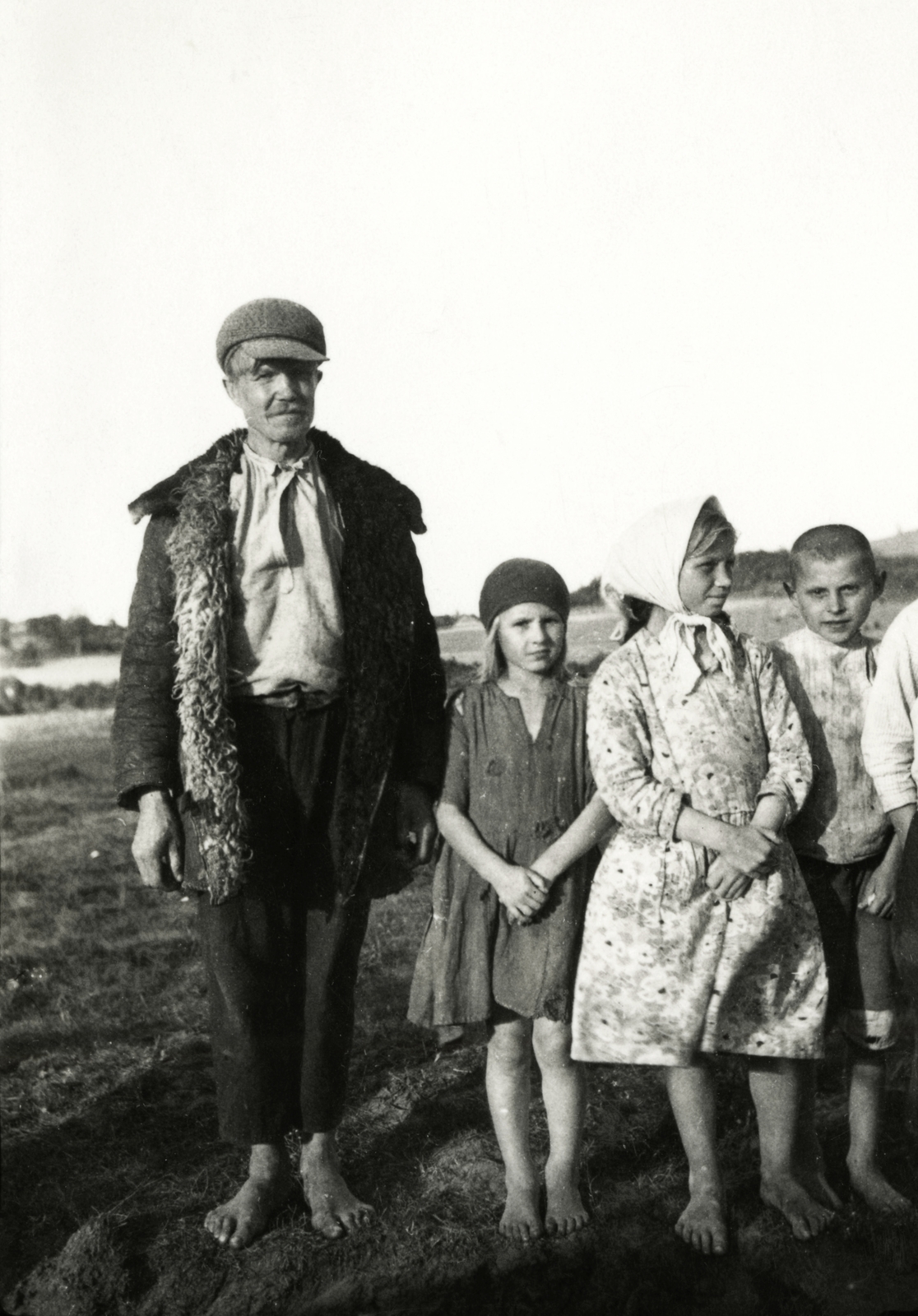 Belarus, portré, férfi gyermekekkel. Óhitűek / sztarovjeszik., 1934, UWM Libraries, barefoot, kids, Fortepan #258980