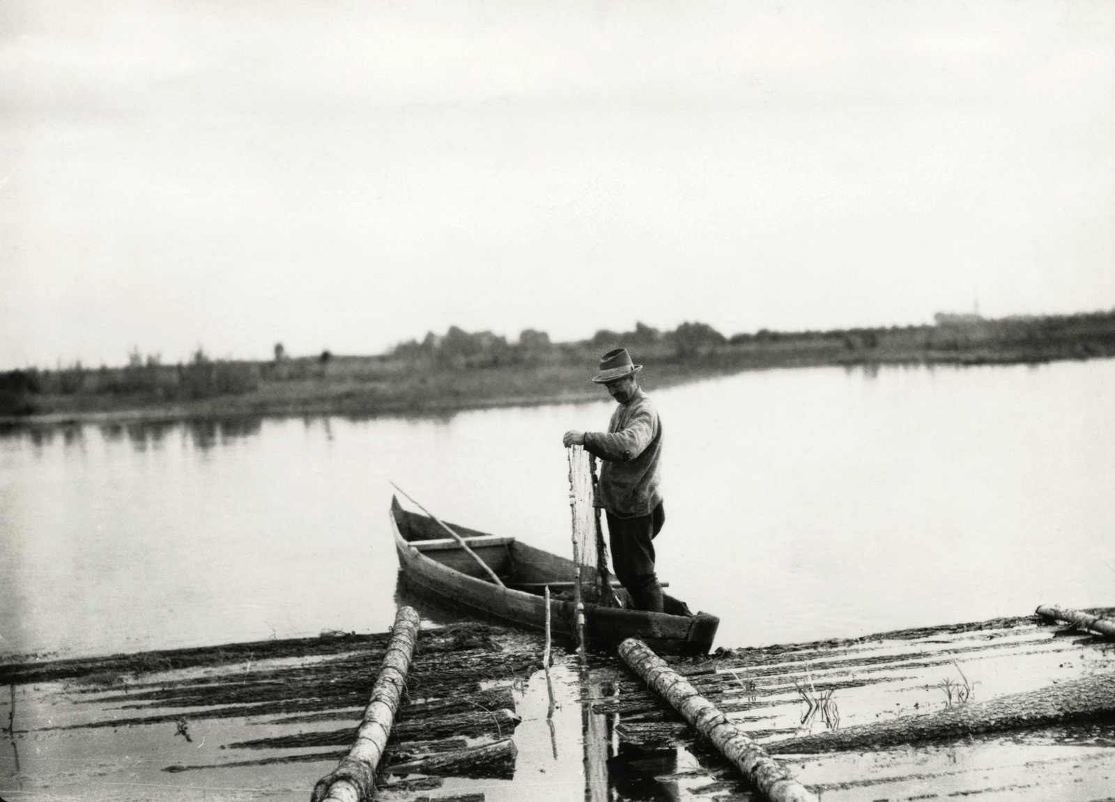 Belarus, halászhálót rendező halász., 1934, UWM Libraries, fishing, boat, Fortepan #258988