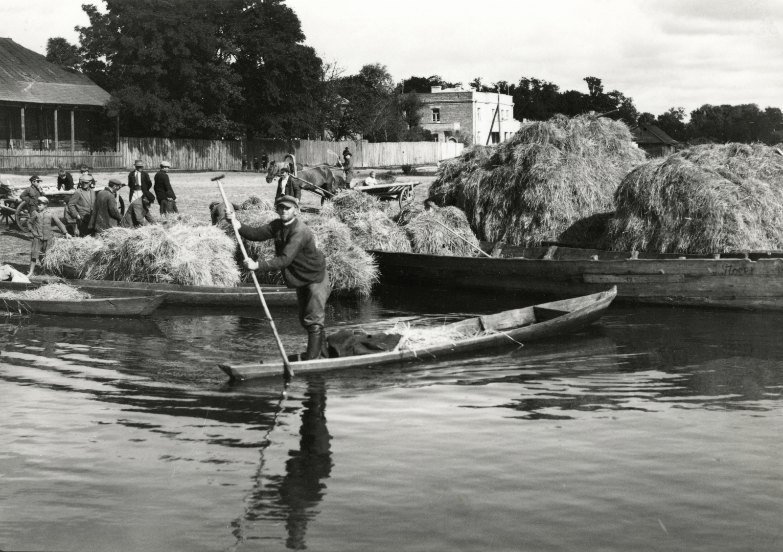 Belarus, a hajókon a környező településekről, a Pina folyón és a csatornákon, a vásárra hozott széna látható., 1934, UWM Libraries, hay, boat, paddling, fair, Fortepan #258997