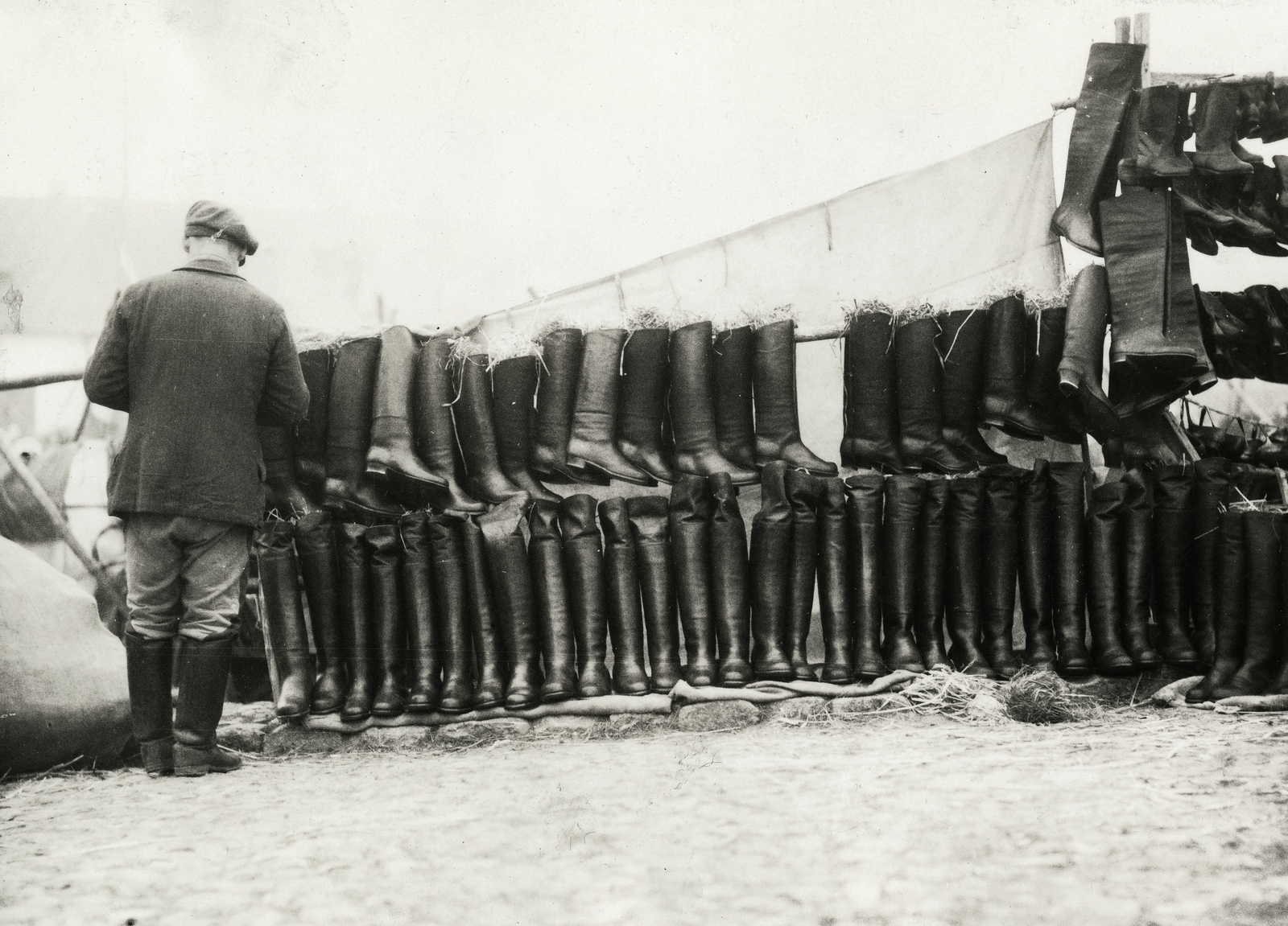 Belarus, csizmaárus a vásáron., 1934, UWM Libraries, fair, boots, Fortepan #259003