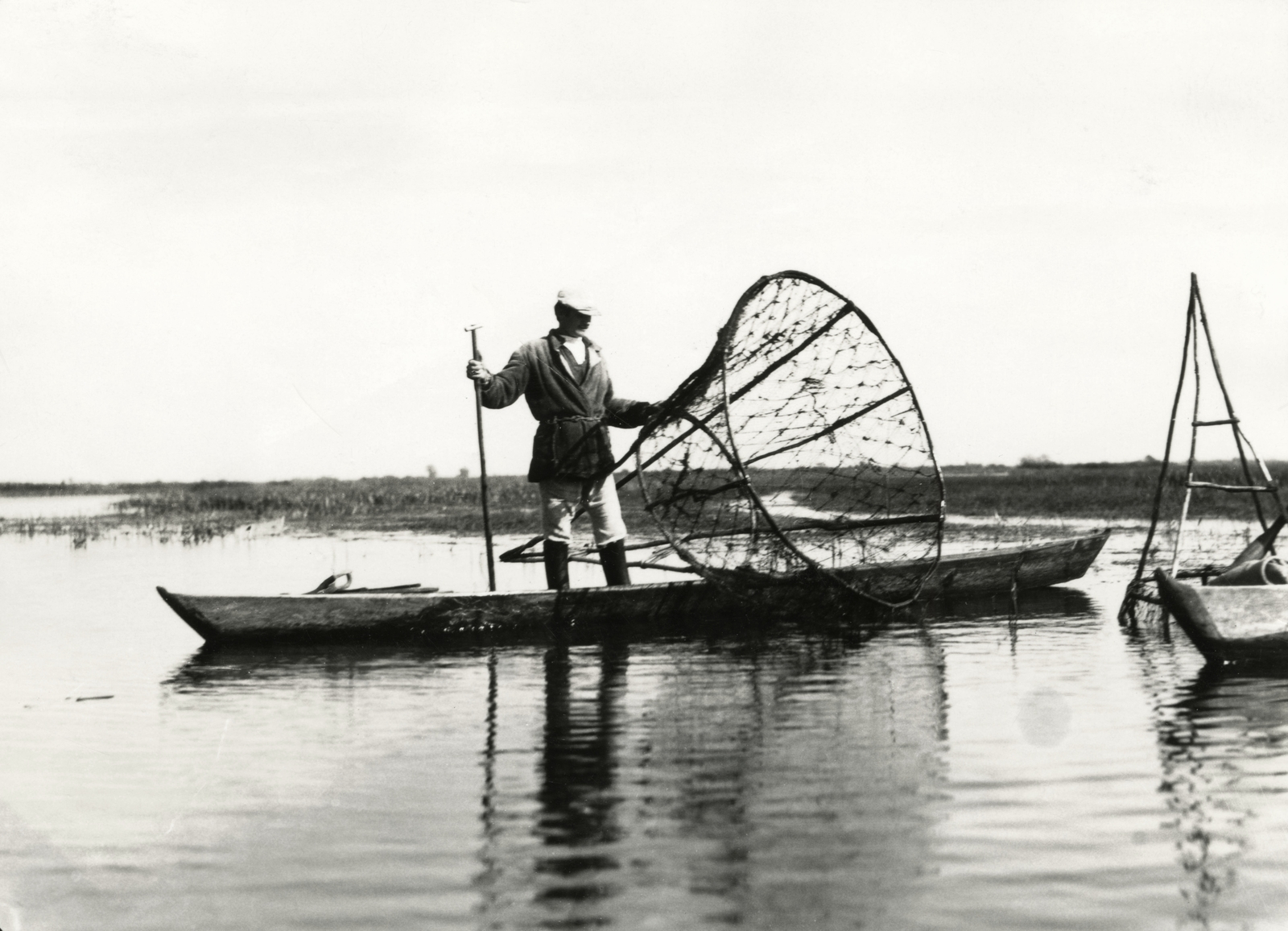 Belarus, Pripjaty- / Pinszk- mocsár, halász varsával., 1934, UWM Libraries, boat, fishing, fishing net, Fortepan #259007