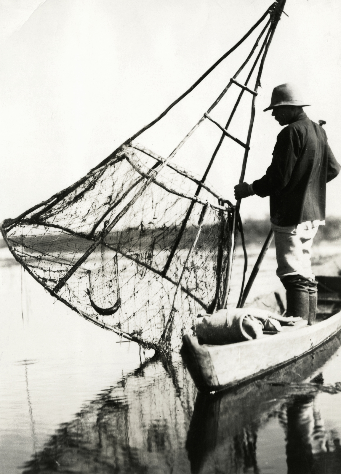 Belarus, Pripjaty- / Pinszk- mocsár, halász varsával., 1934, UWM Libraries, fishing, boat, extinct crafts, Fortepan #259008