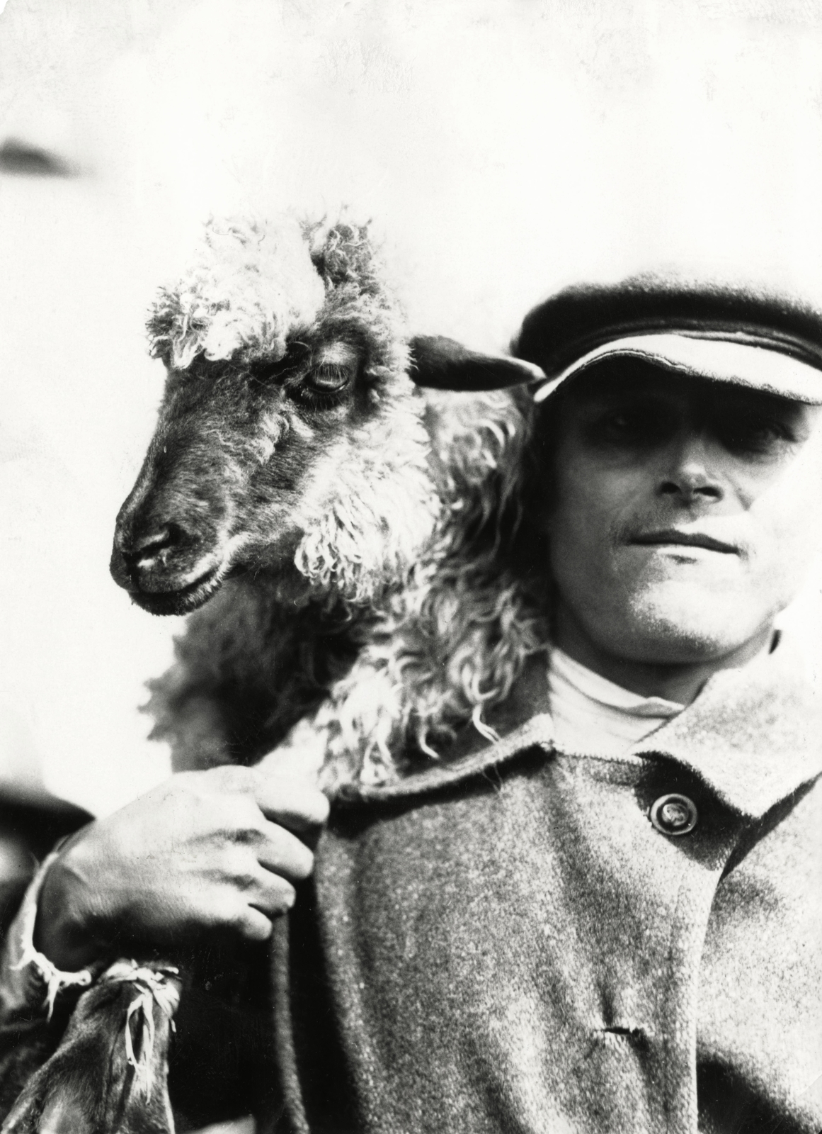 Fehéroroszország, Pinszk, férfi hátán juhhal, a felvétel a havi, lengyel piac alkalmával készült., 1934, UWM Libraries, Boyd Louise Arner, bárány, Fortepan #259009