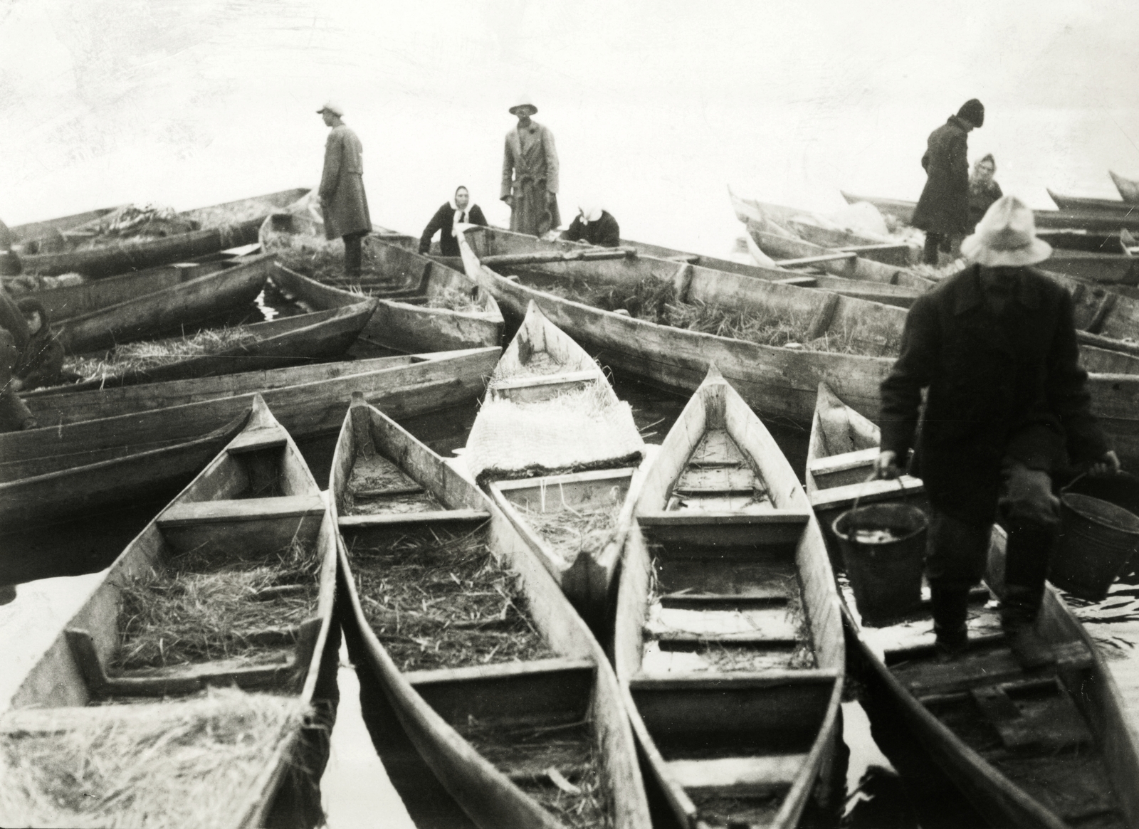 Belarus, a környező településekről, a Pina folyón és a csatornákon a vásárra érkező és ott árusító kereskedők csónakjai., 1934, UWM Libraries, Fortepan #259023