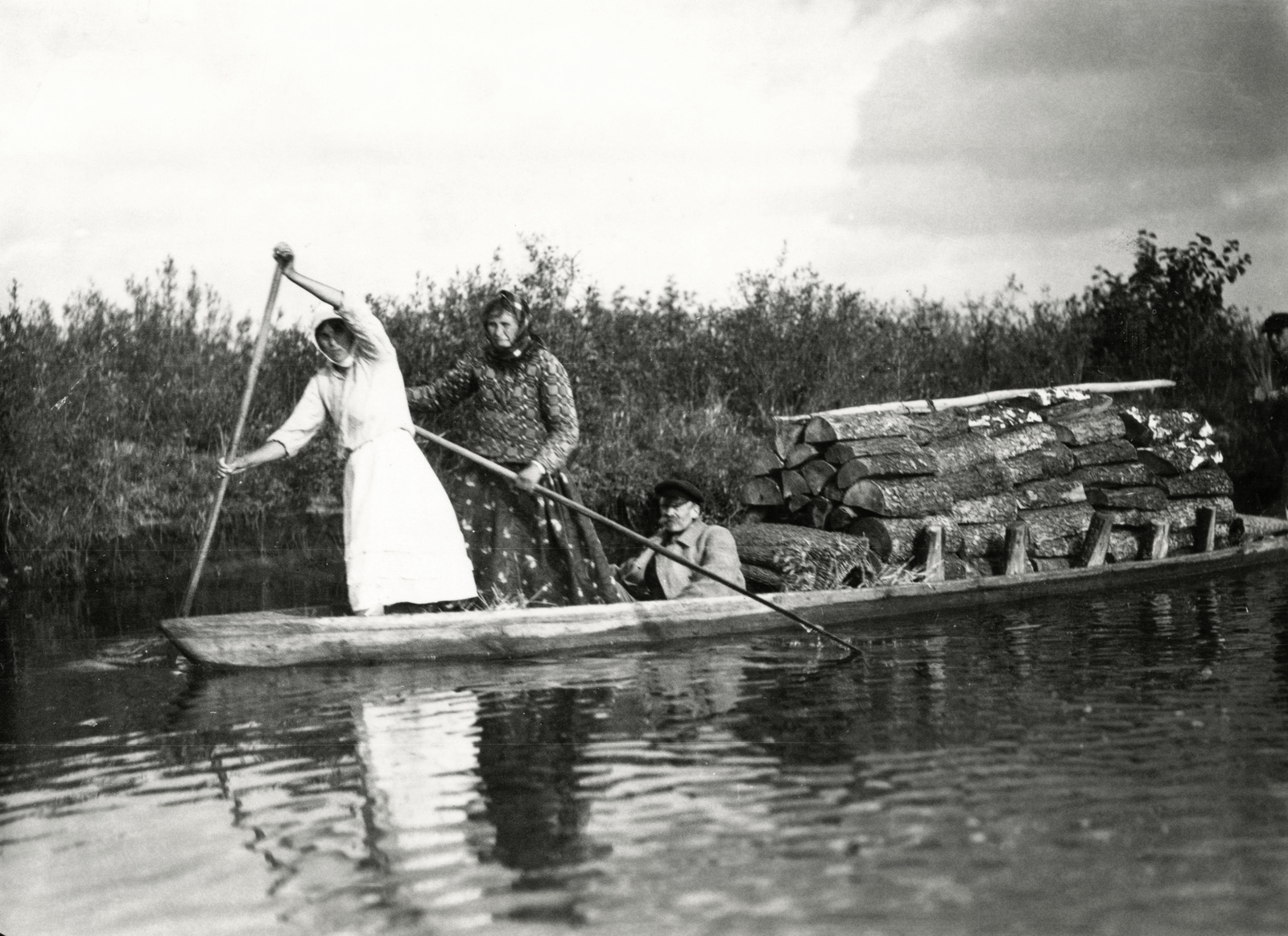 Belarus, a pinszki vásárra tartó, nyírfa hasábokkal megrakott csónak., 1934, UWM Libraries, trunk, women, paddling, Fortepan #259026