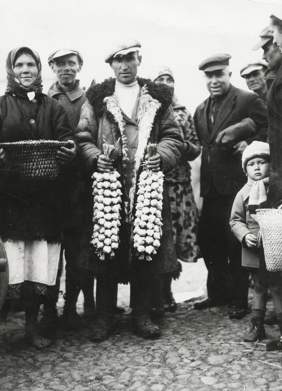 Belarus, a felvétel a havi, lengyel piac alkalmával készült. Középen birkabőrből készült kabátban egy fokhagymaárus áll., 1934, UWM Libraries, Fortepan #259029