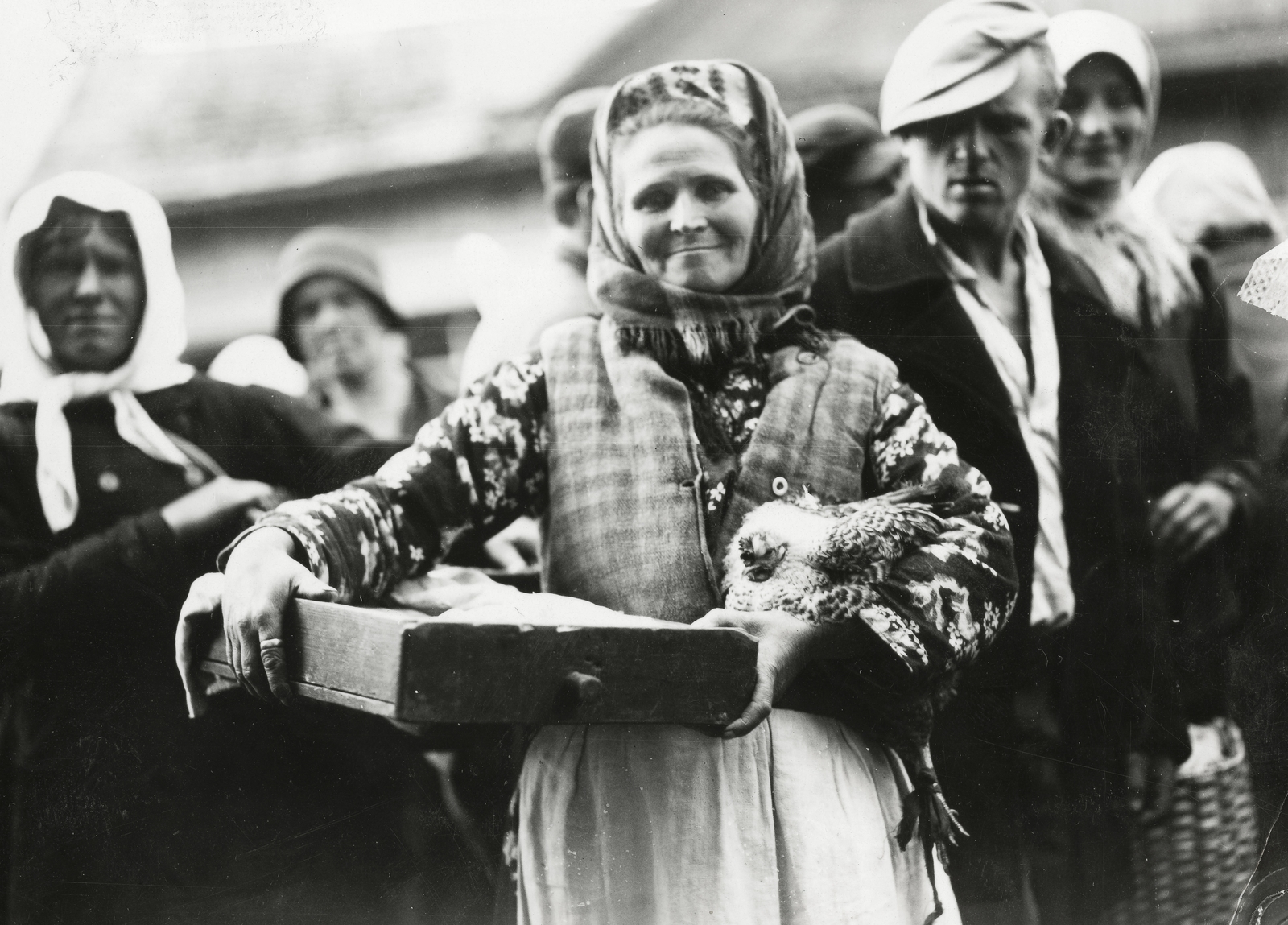 Fehéroroszország, Pinszk, a felvétel a havi, lengyel piac alkalmával készült., 1934, UWM Libraries, Boyd Louise Arner, kézben tartani, népviselet, Fortepan #259031