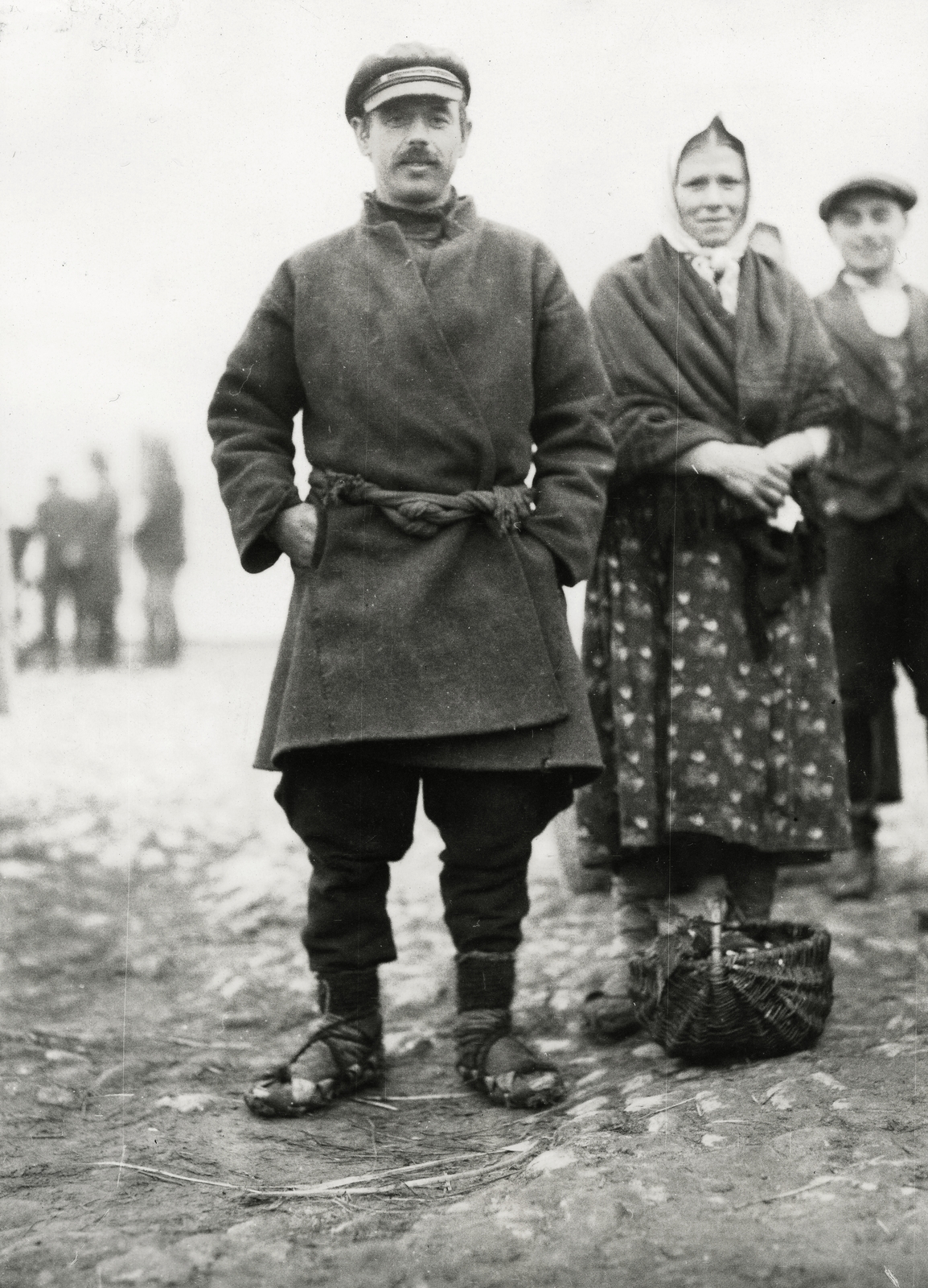 Belarus, a felvétel a havi, lengyel piac alkalmával készült., 1934, UWM Libraries, peasant, hands in pockets, man and woman, basket, moustache, Fortepan #259044