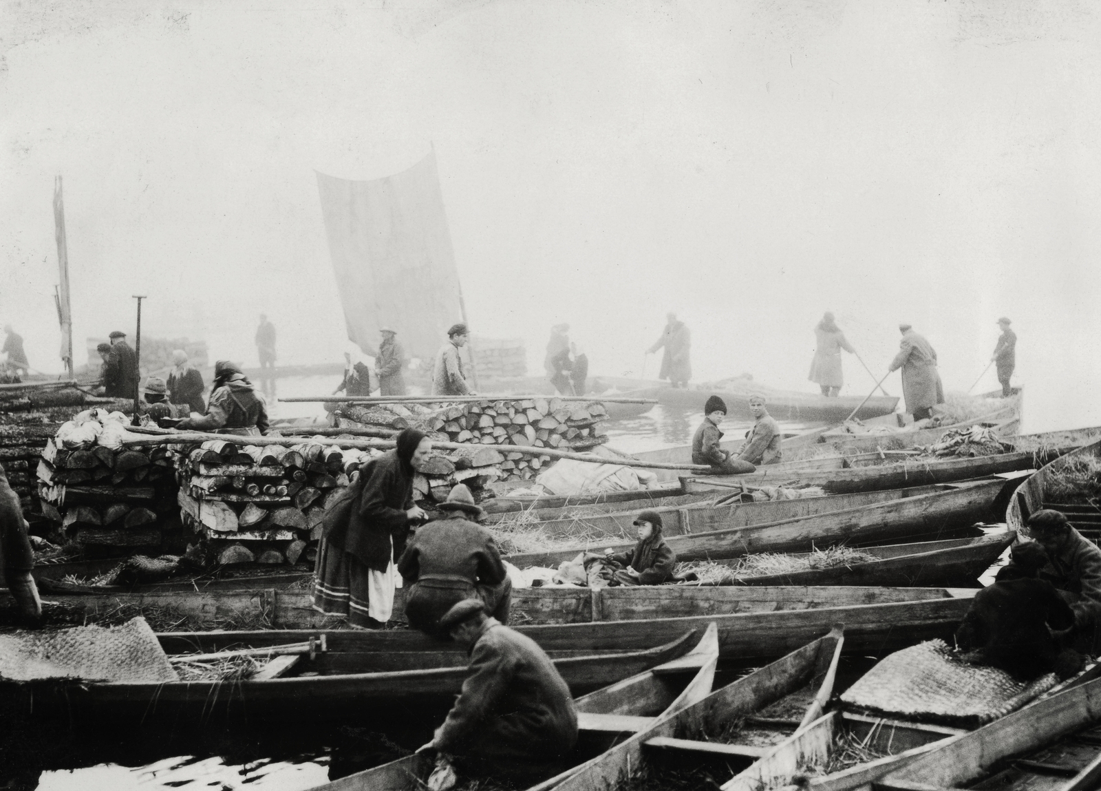 Belarus, a környező településekről, a Pina folyón és a csatornákon, a havi vásárra érkező és ott árusító kereskedők., 1934, UWM Libraries, boat, Fortepan #259045