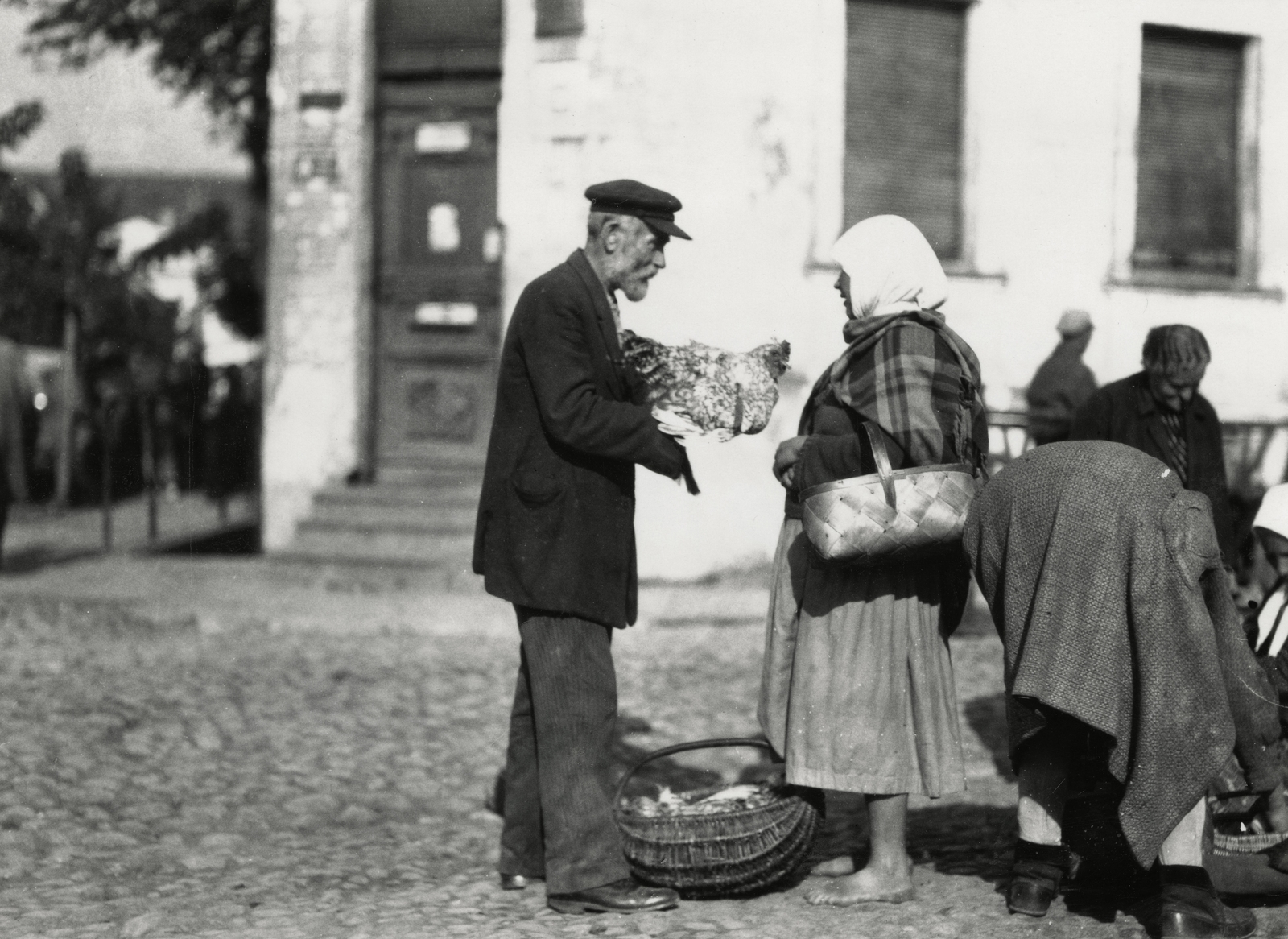 Fehéroroszország, Pinszk, a felvétel a havi, lengyel piac alkalmával készült., 1934, UWM Libraries, Boyd Louise Arner, piac, kosár, árus, baromfi, Fortepan #259056