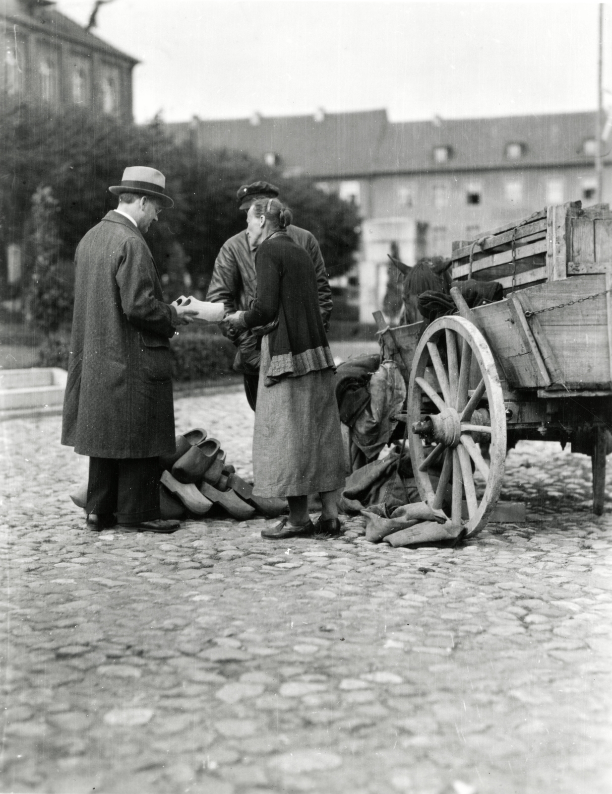 Poland, Warsaw, 1934, UWM Libraries, chariot, clogs, Fortepan #259071