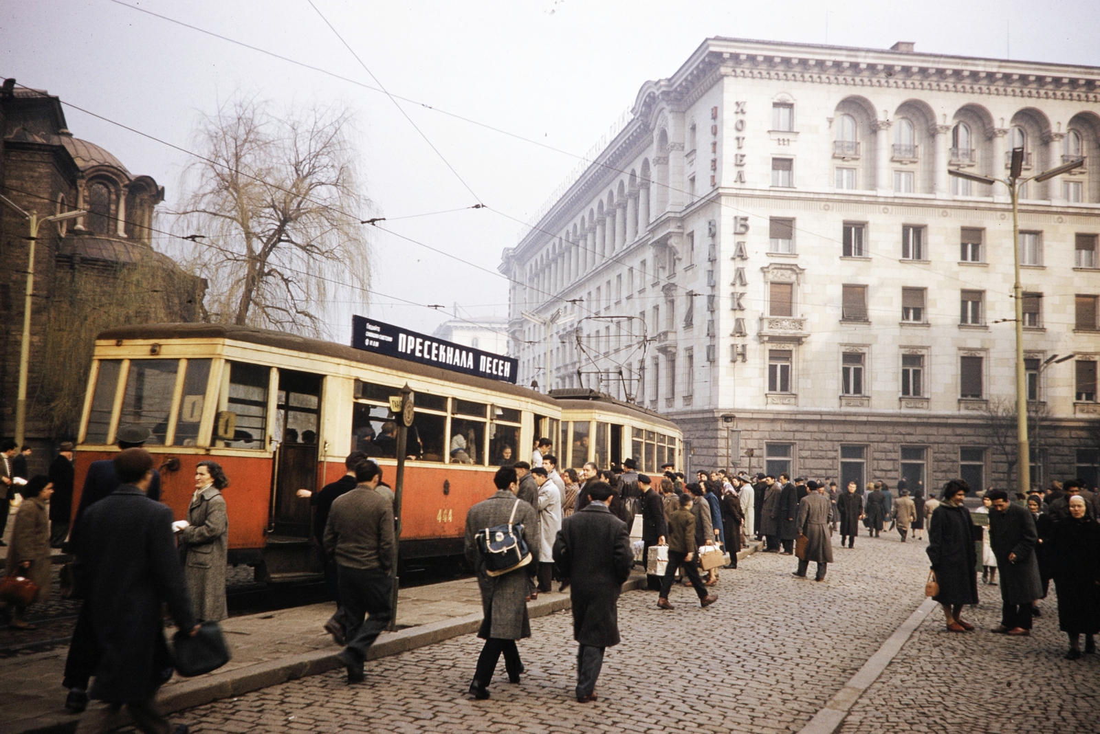 Bulgária, Szófia, Mária Lujza hercegnő (Georgi Dimitrov) sugárút, balra a Szveta Nedelja (Szent Vasárnap) templom, jobbra a Hotel Balkan., 1970, UWM Libraries, Harrison Forman, villamos, színes, Fortepan #259075