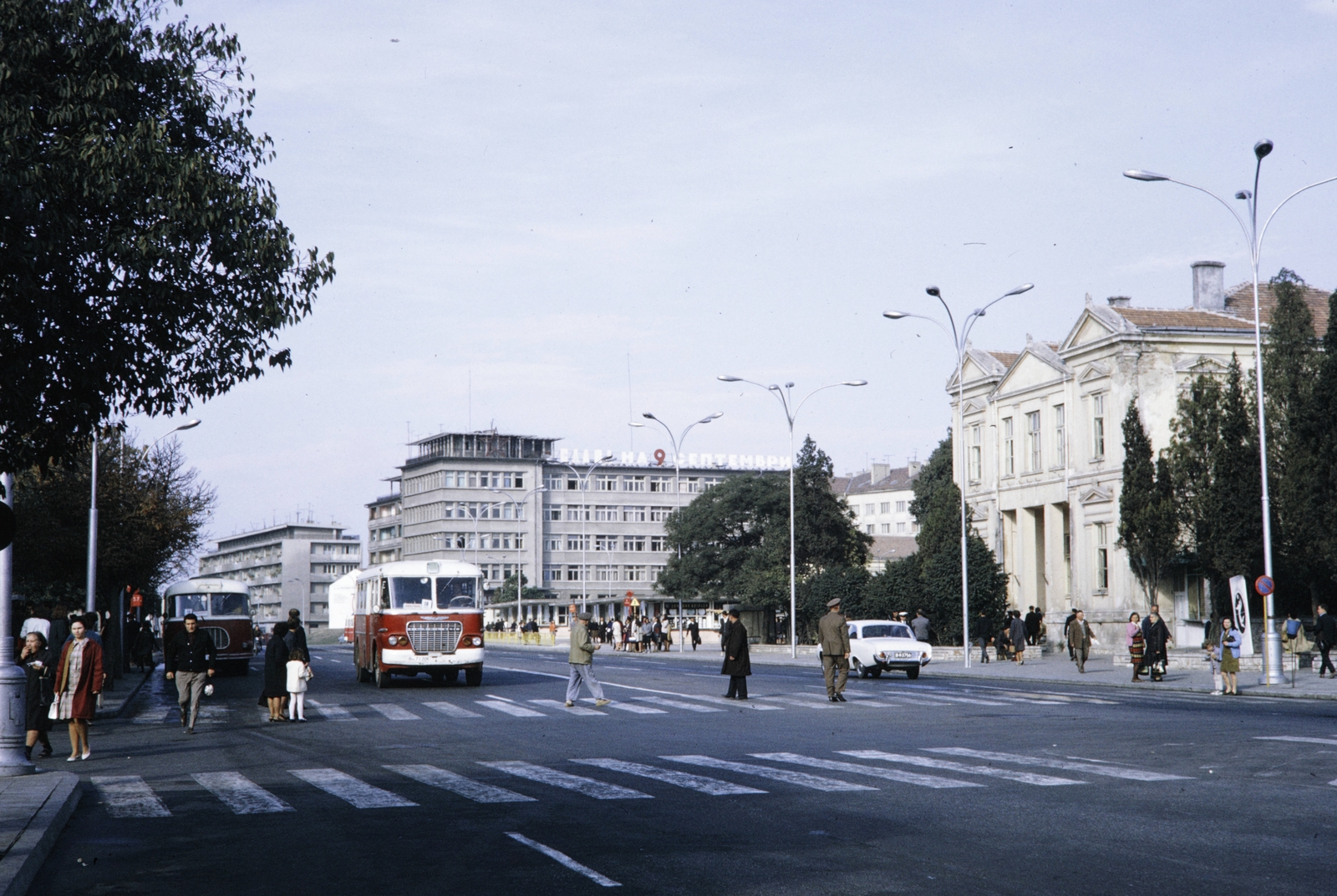 Bulgária, Várna, Hriszto Botev sugárút, jobbra a tér túloldalán a Doktor Piszkjuliev utca., 1970, UWM Libraries, Harrison Forman, színes, Fortepan #259082