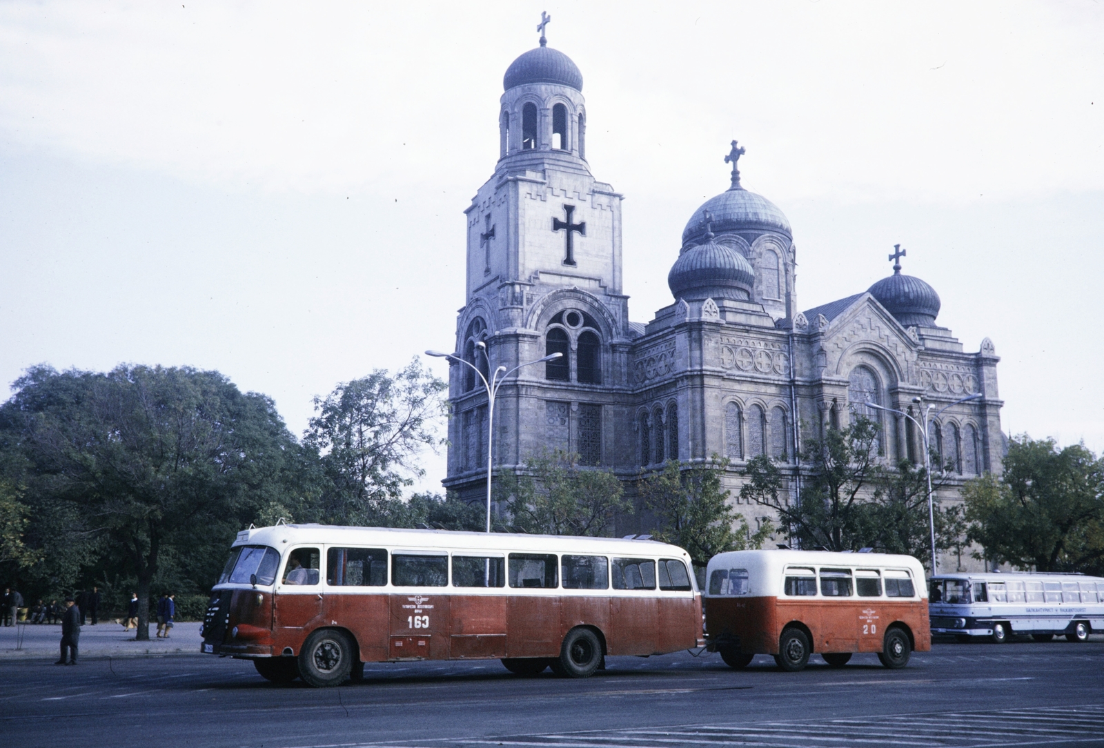 Bulgária, Várna, Hriszto Botev sugárút, háttérben a Szűz Mária mennybemenetele-katedrális a Cirill és Metód téren., 1970, UWM Libraries, Harrison Forman, autóbusz, pótkocsi, templom, Fortepan #259087