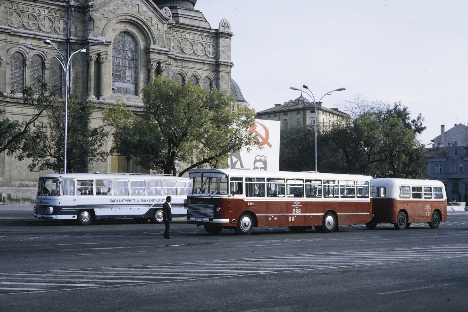 Bulgária, Várna, Hriszto Botev sugárút, háttérben balra a Szűz Mária mennybemenetele-katedrális a Cirill és Metód téren., 1970, UWM Libraries, Harrison Forman, autóbusz, sarló és kalapács, pótkocsi, színes, Fortepan #259090