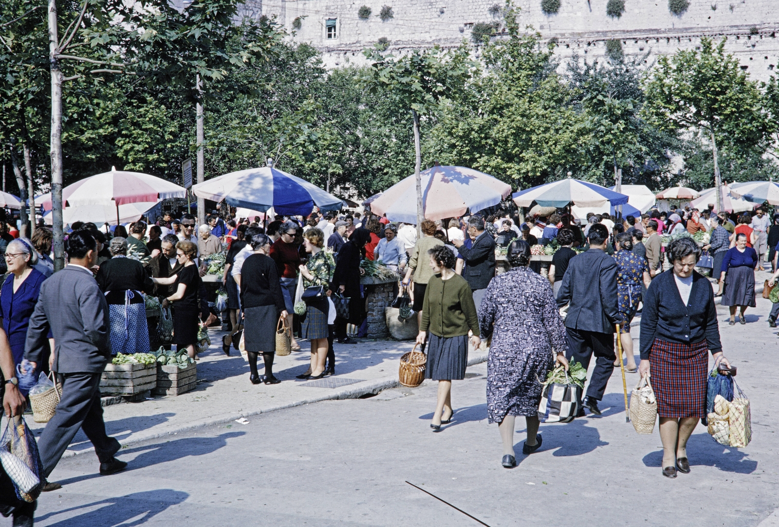 Croatia,Adriatic Sea, Split, ulica Stari Pazar, háttérben Diocletianus palotájának részlete., 1965, UWM Libraries, market, colorful, sunshades, Yugoslavia, Fortepan #259095