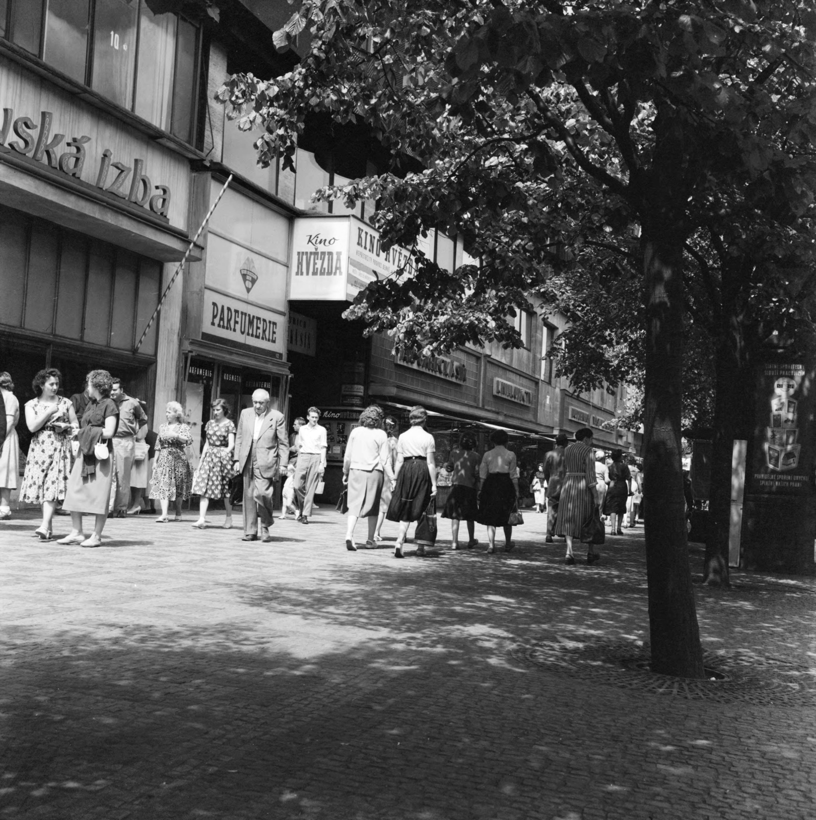 Csehország, Prága, Vencel tér (Václavské námestí) 38., Hvězda mozi., 1961, UWM Libraries, utcakép, mozi, illatszerbolt, Csehszlovákia, Fortepan #259101