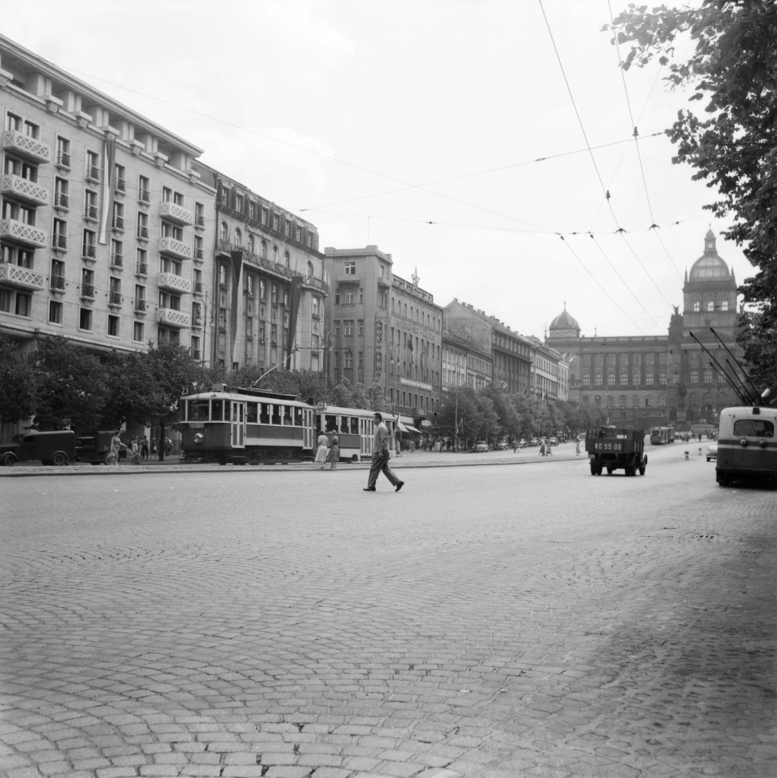 Csehország, Prága, Vencel tér (Václavské námestí), távolban a Nemzeti Múzeum., 1961, UWM Libraries, utcakép, villamos, trolibusz, Csehszlovákia, Fortepan #259102