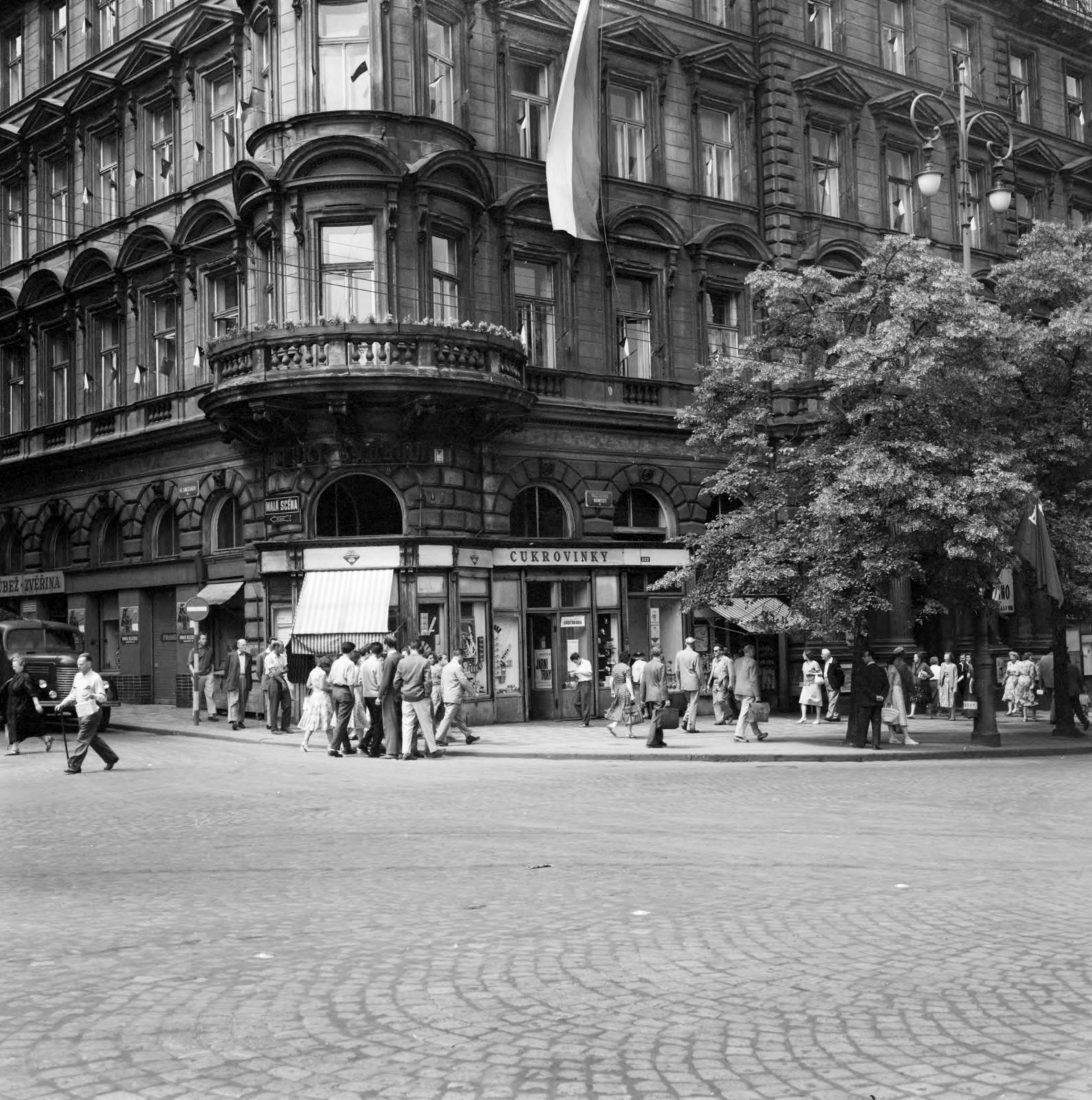 Czech Republik, Prague, Vencel tér (Václavské námestí), balra a Ve Smečkách ulice torkolata., 1961, UWM Libraries, street view, candy store, Czechoslovakia, Fortepan #259103