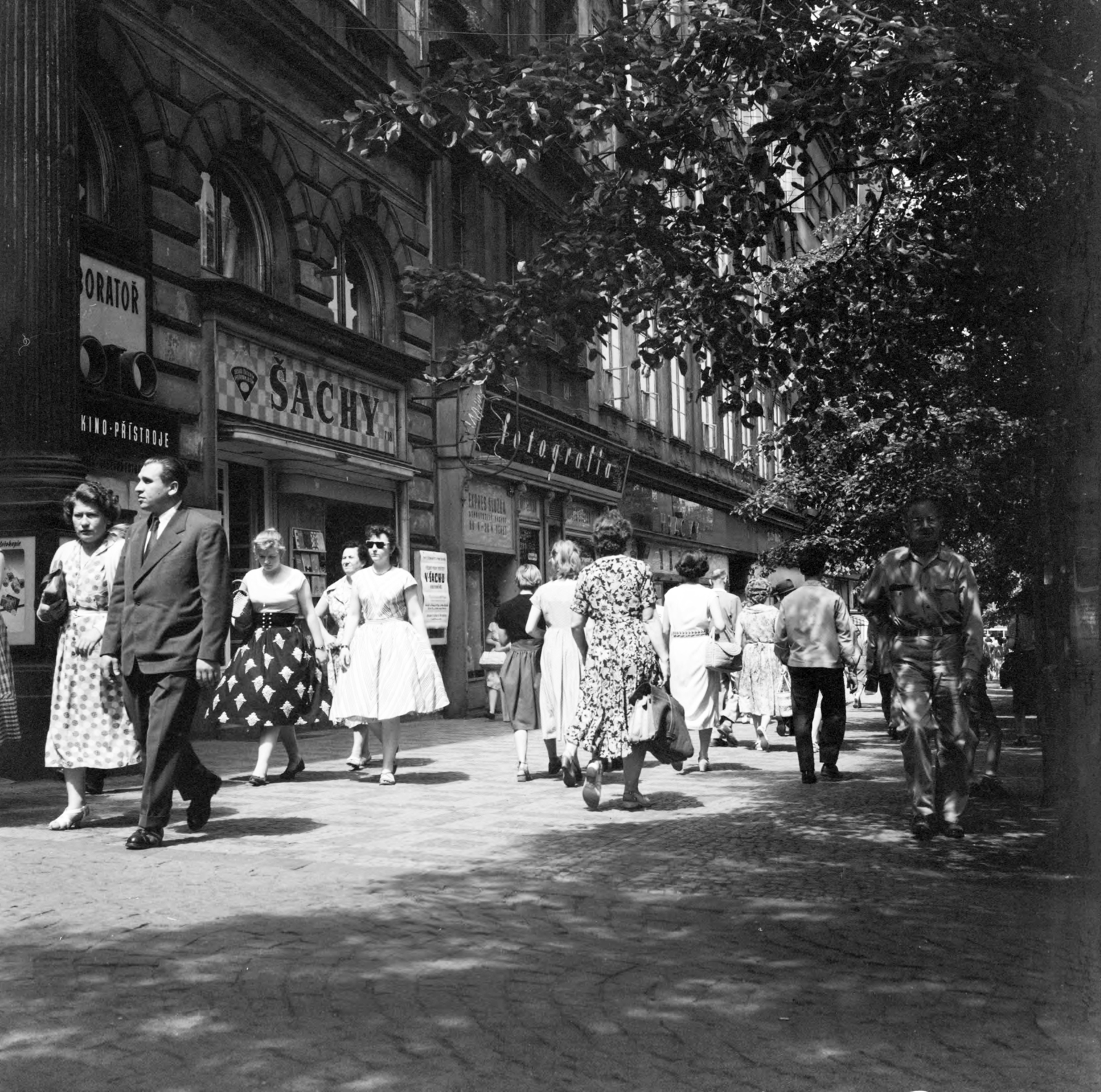 Csehország, Prága, Vencel tér (Václavské námestí), balra a Ve Smečkách ulice torkolata., 1961, UWM Libraries, utcakép, fotószaküzlet, mozi, Csehszlovákia, Fortepan #259105