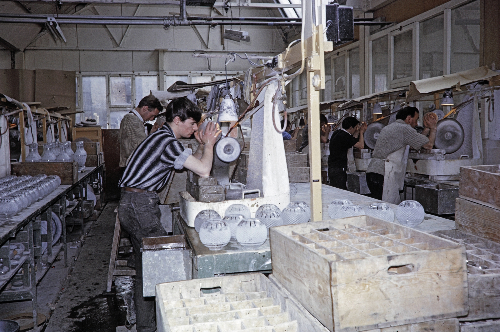 a felvétel a Waterford Crystal gyár csiszolóműhelyében készült., 1964, UWM Libraries, Fortepan #259108