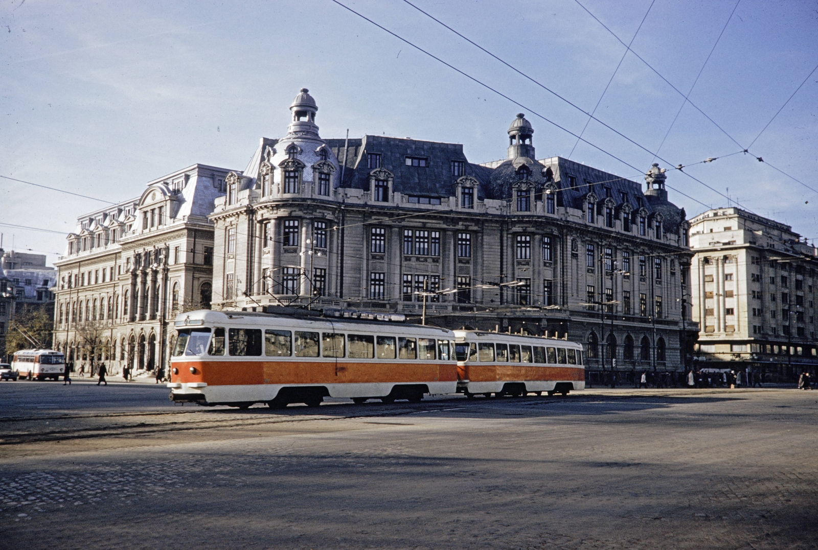 Romania, Bucharest, Egyetem tér (Piata Universităţii), balra a Bulevardul Regina Elisabeta (Bulevardul Gheorghe Gheorghiu-Dej), jobbra a Bulevardul Nicolae Bălcescu. Középen a Bukaresti Egyetem épülete., 1960, UWM Libraries, colorful, tram, Fortepan #259110