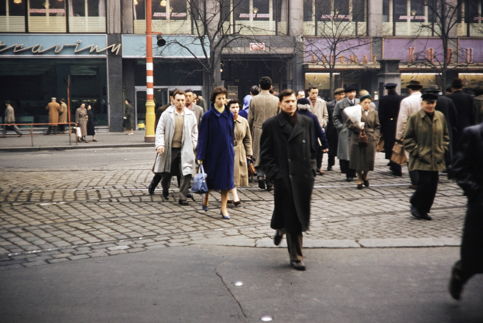 Csehország, Prága, Vencel tér (Václavské námestí), a felvétel az 1-es számú épület, a Koruna Place előtt készült., 1960, UWM Libraries, Harrison Forman, utcakép, színes, járókelő, gyalogátkelő, Fortepan #259124