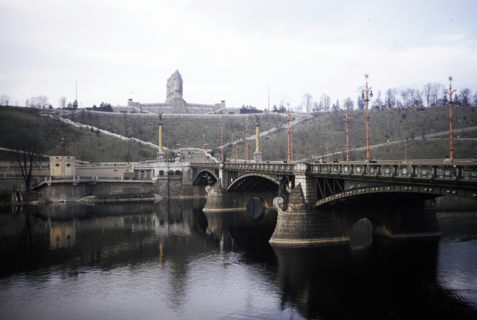 Czech Republik, Prague, a Moldva (Vltava) folyó feletti Čech híd (Čechův most), szemben Sztálin szobra a Letna parkban., 1960, UWM Libraries, bridge, colorful, Fortepan #259126