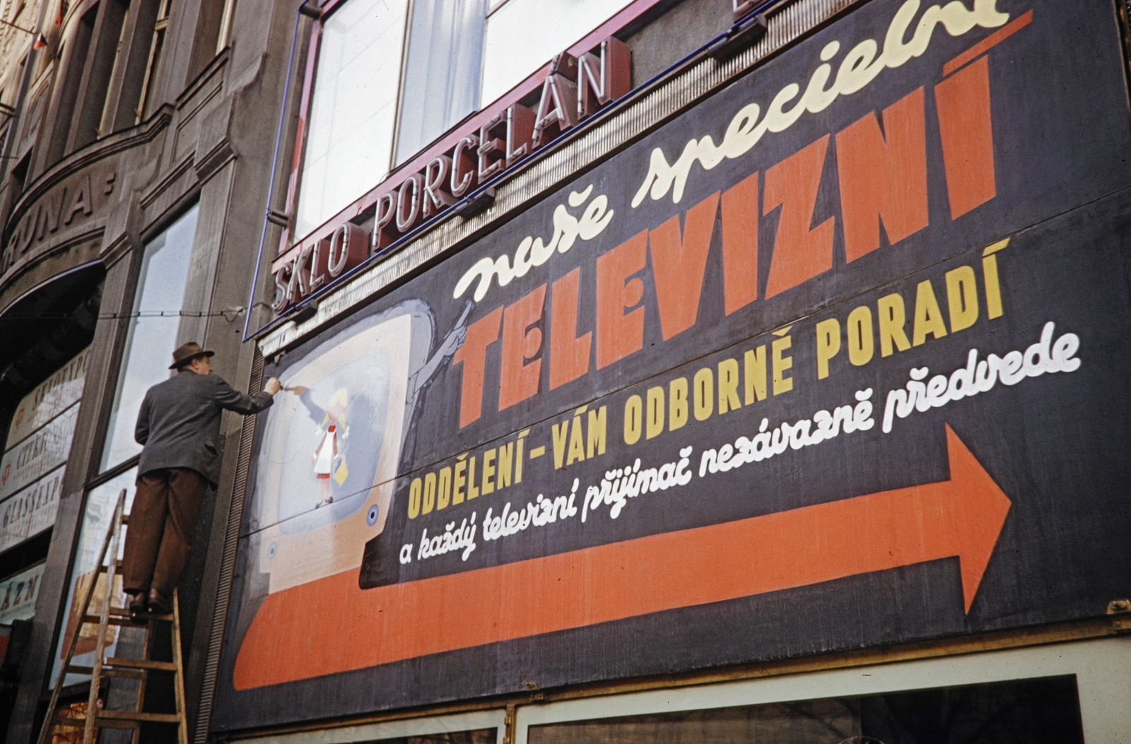 Csehország, Prága, balra a Vencel tér (Václavské námestí) 1. (Koruna Palace), jobbra a Vencel tér (Václavské námestí) 3., 1960, UWM Libraries, Harrison Forman, plakát, plakátragasztó, címfestő, létra, színes, Best of, Fortepan #259127