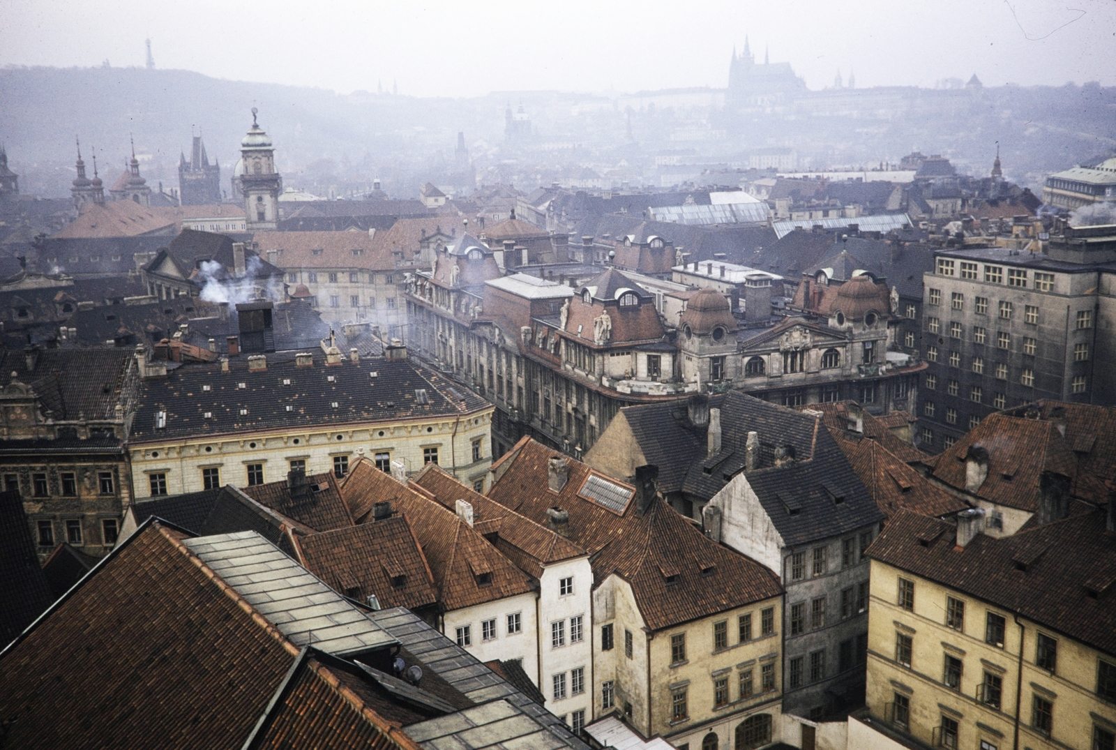 Czech Republik, Prague, kilátás az Orloj tornyából, jobbra a háttérben a Hradzsin és a Szent Vitus-székesegyház., 1960, UWM Libraries, roof, bird's eye view, colorful, Fortepan #259129