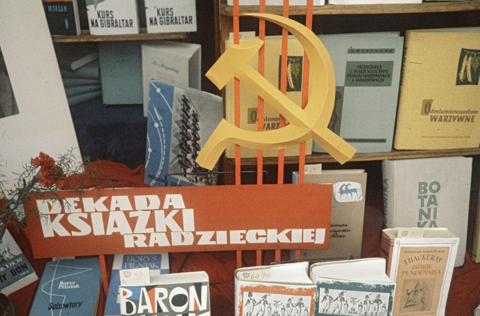 Poland, 1960, UWM Libraries, crest, book store, Show window, hammer and sickle, Fortepan #259130