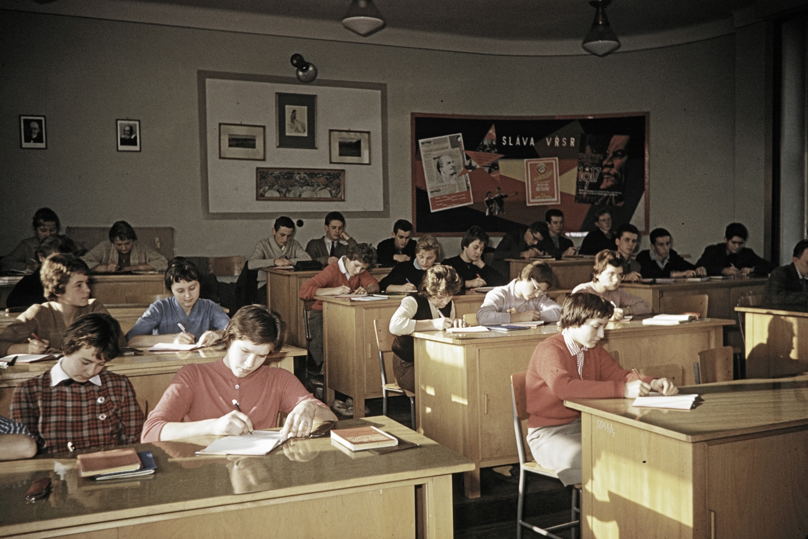 Czech Republik, Prague, a felvétel egy iskola osztálytermében készült., 1960, UWM Libraries, desk, colorful, classroom, Fortepan #259132