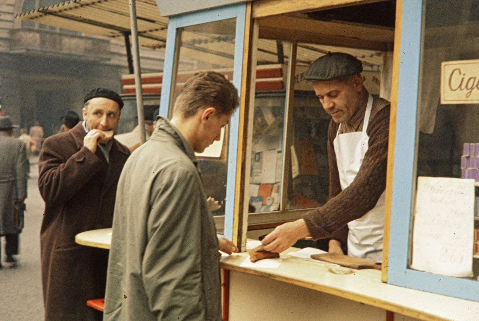 Czech Republik, Prague, Vencel tér (Václavské námestí), sültkolbászárus a Vodičkova ulice sarkán., 1960, UWM Libraries, colorful, buffet, Fortepan #259135