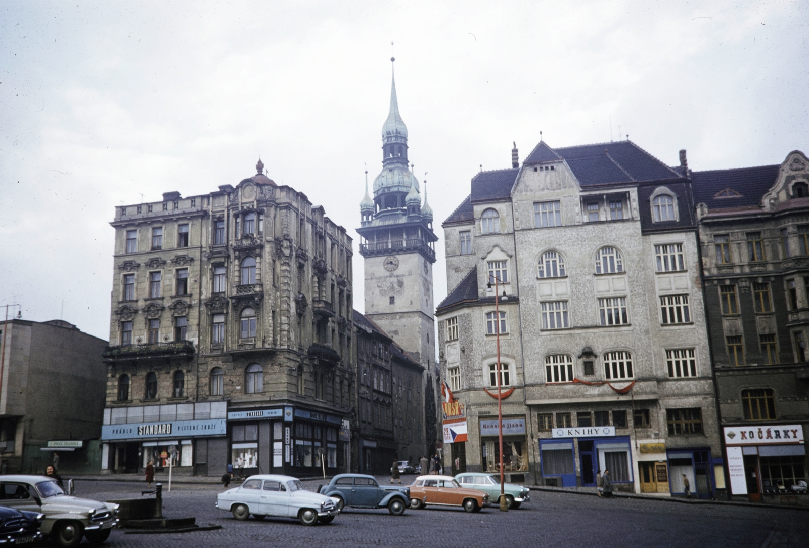 Czech Republik, Brno, Piactér (Zelný trh), háttérben a régi városháza., 1960, UWM Libraries, flag, furnishing, baby carriage, Skoda-brand, automobile, book store, clock tower, Fortepan #259138